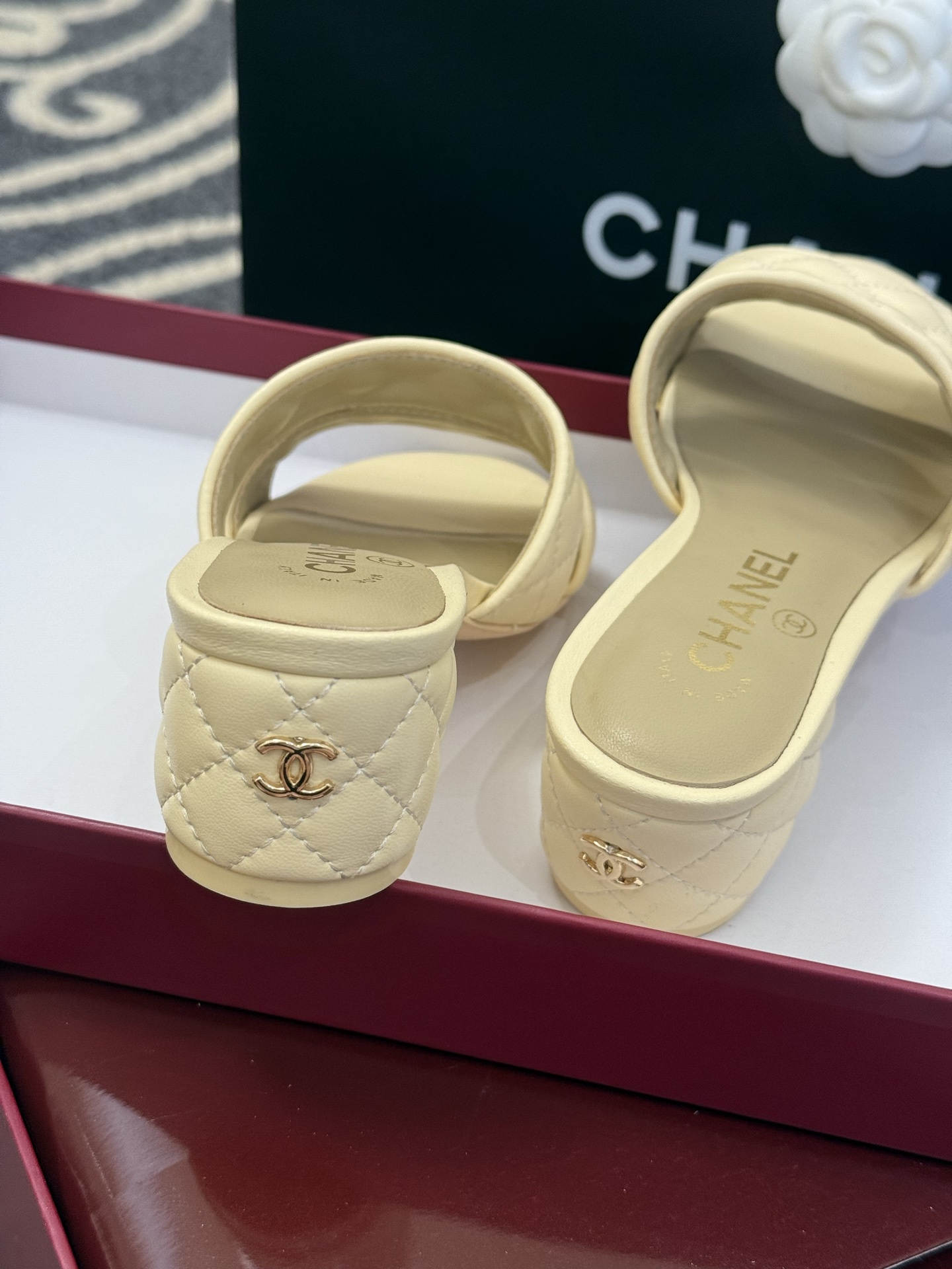 高版本
chanel ss25 蜜儿拖鞋/凉鞋系列
小羊皮材质，格纹加持，精致
小粗跟，跟高5cm，很舒
