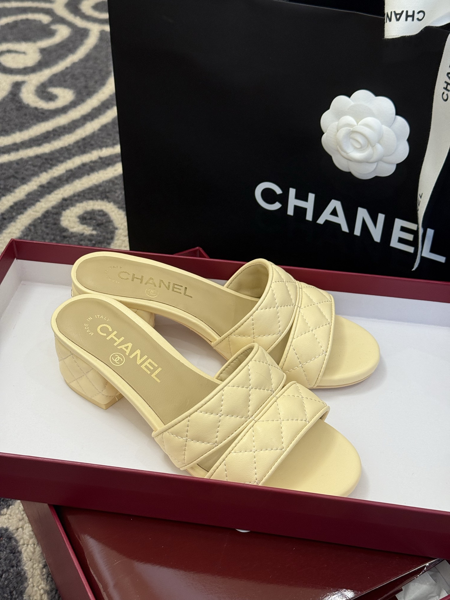 高版本
chanel ss25 蜜儿拖鞋/凉鞋系列
小羊皮材质，格纹加持，精致
小粗跟，跟高5cm，很舒