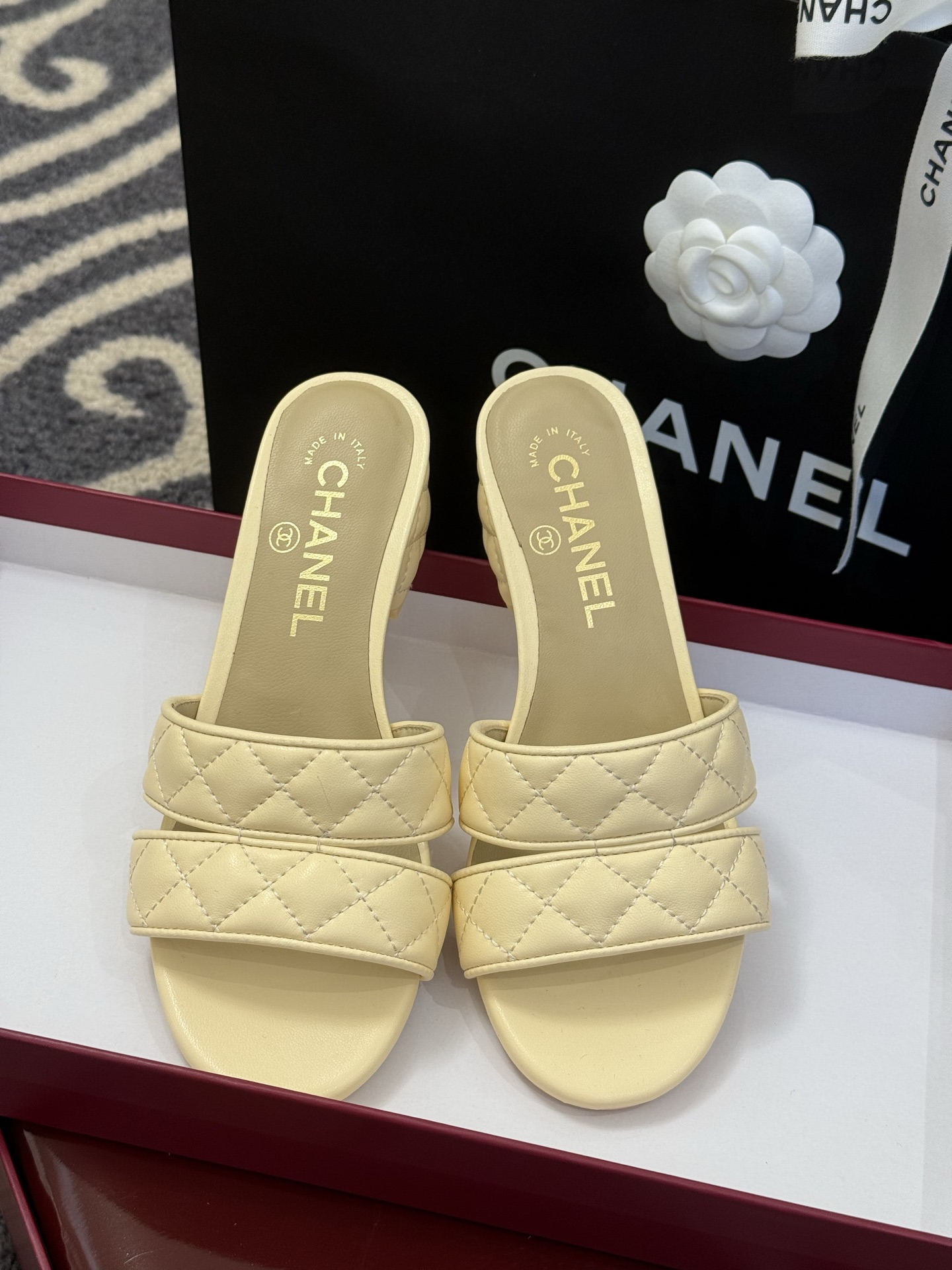 高版本
chanel ss25 蜜儿拖鞋/凉鞋系列
小羊皮材质，格纹加持，精致
小粗跟，跟高5cm，很舒