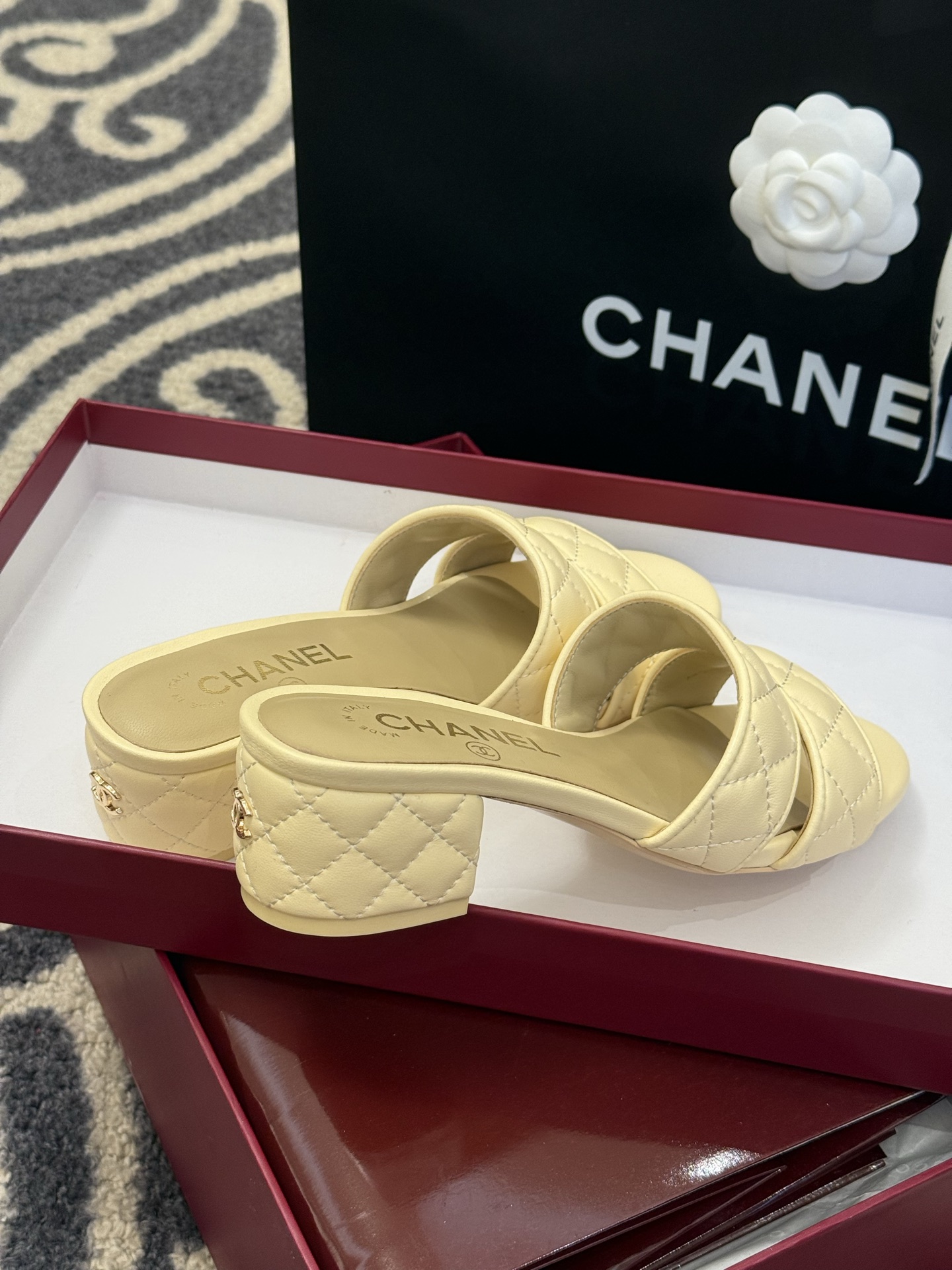 高版本
chanel ss25 蜜儿拖鞋/凉鞋系列
小羊皮材质，格纹加持，精致
小粗跟，跟高5cm，很舒