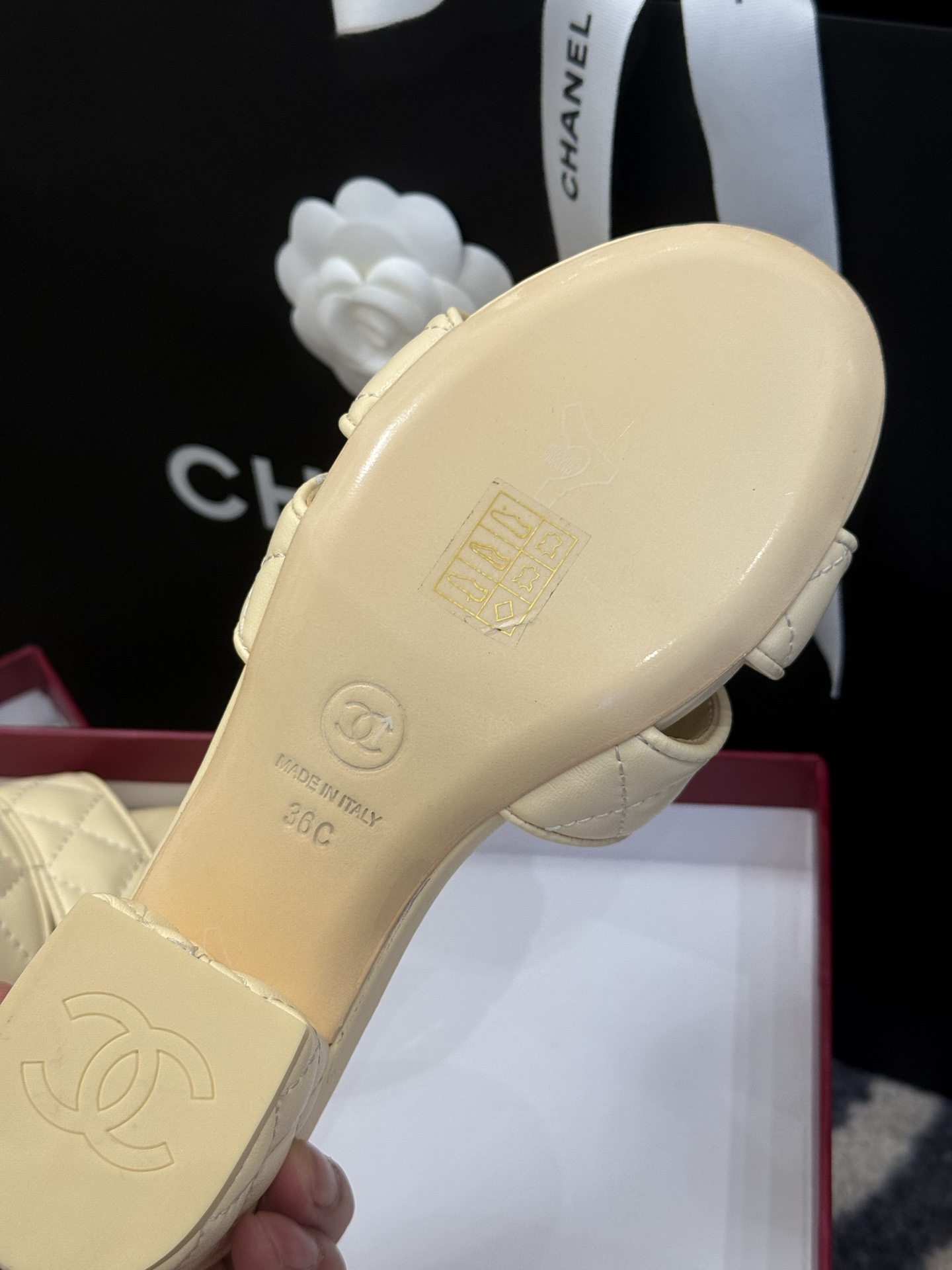 高版本
chanel ss25 蜜儿拖鞋/凉鞋系列
小羊皮材质，格纹加持，精致
小粗跟，跟高5cm，很舒