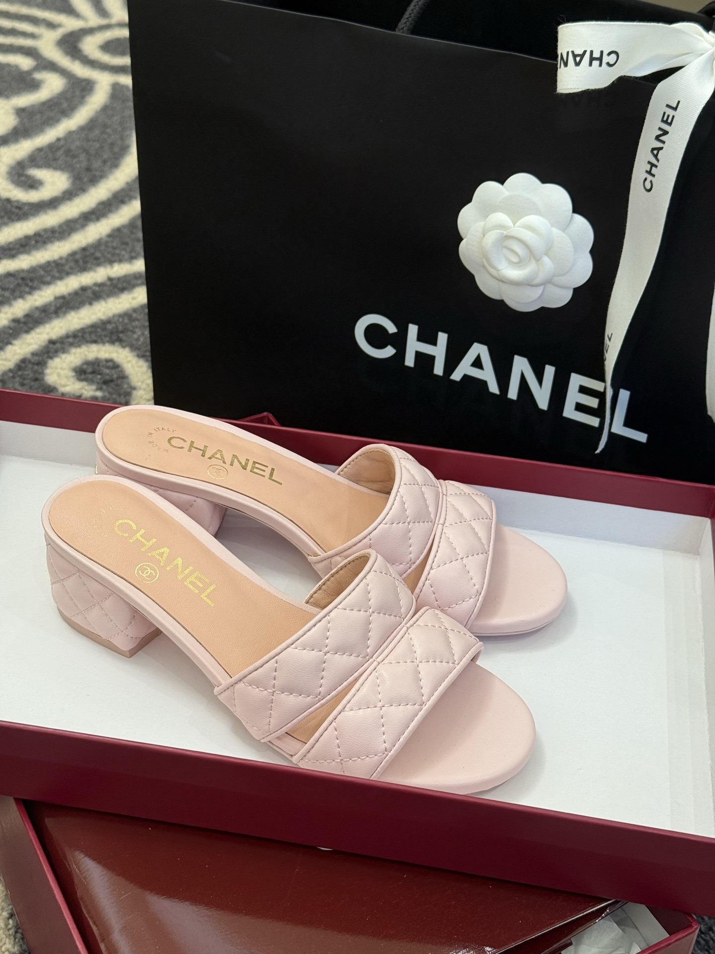高版本
chanel ss25 蜜儿拖鞋/凉鞋系列
小羊皮材质，格纹加持，精致
小粗跟，跟高5cm，很舒