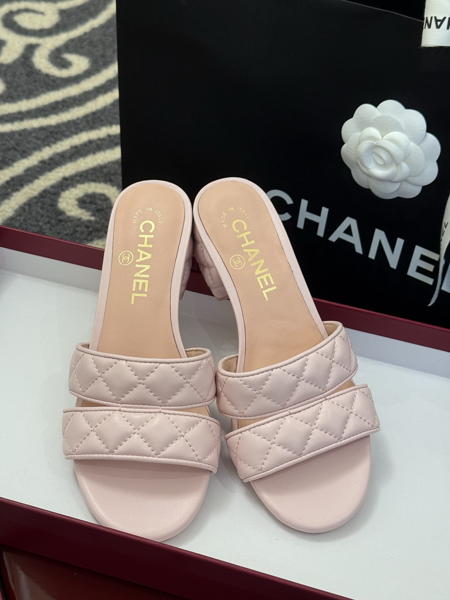 高版本
chanel ss25 蜜儿拖鞋/凉鞋系列
小羊皮材质，格纹加持，精致
小粗跟，跟高5cm，很舒