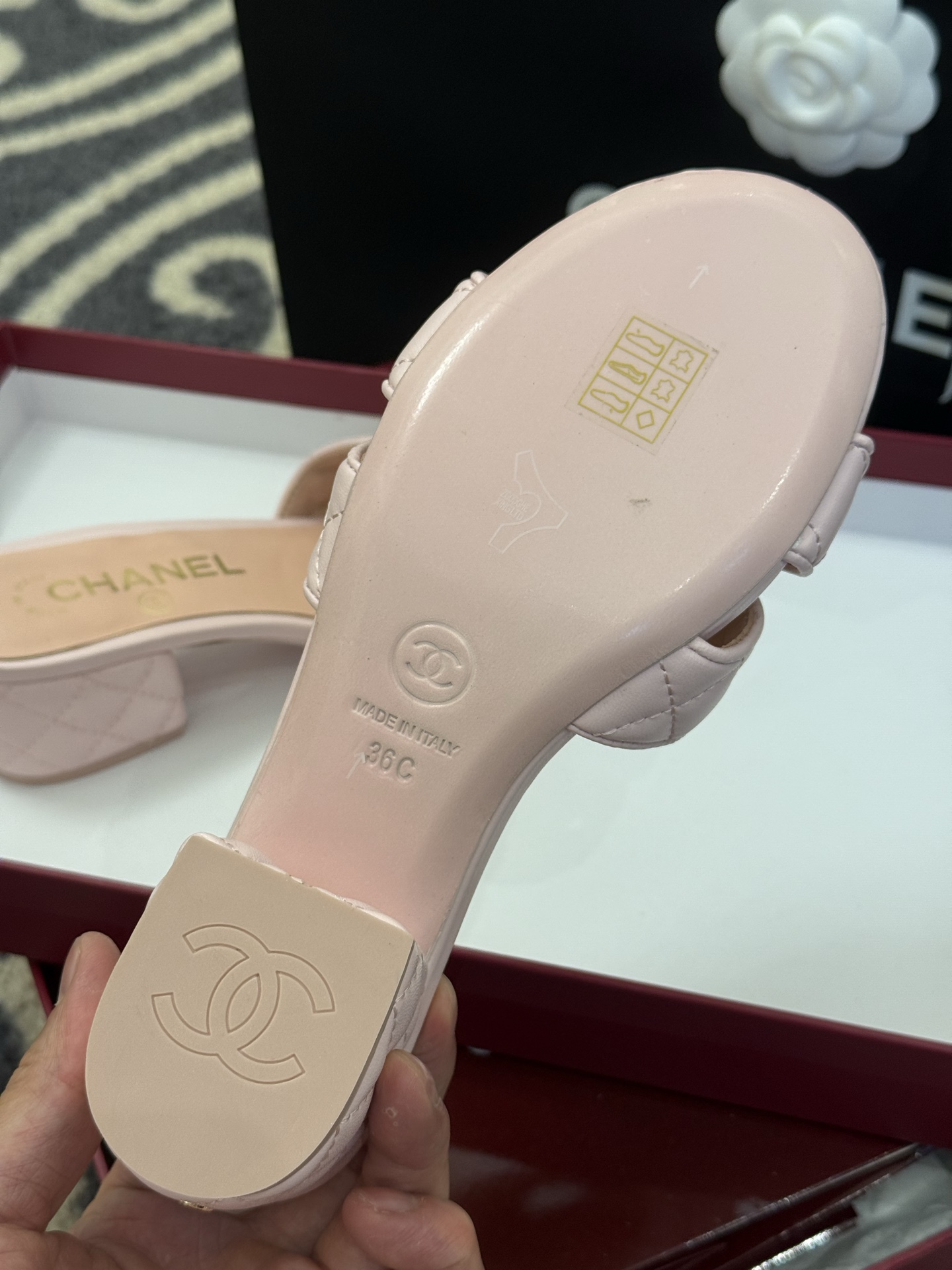 高版本
chanel ss25 蜜儿拖鞋/凉鞋系列
小羊皮材质，格纹加持，精致
小粗跟，跟高5cm，很舒