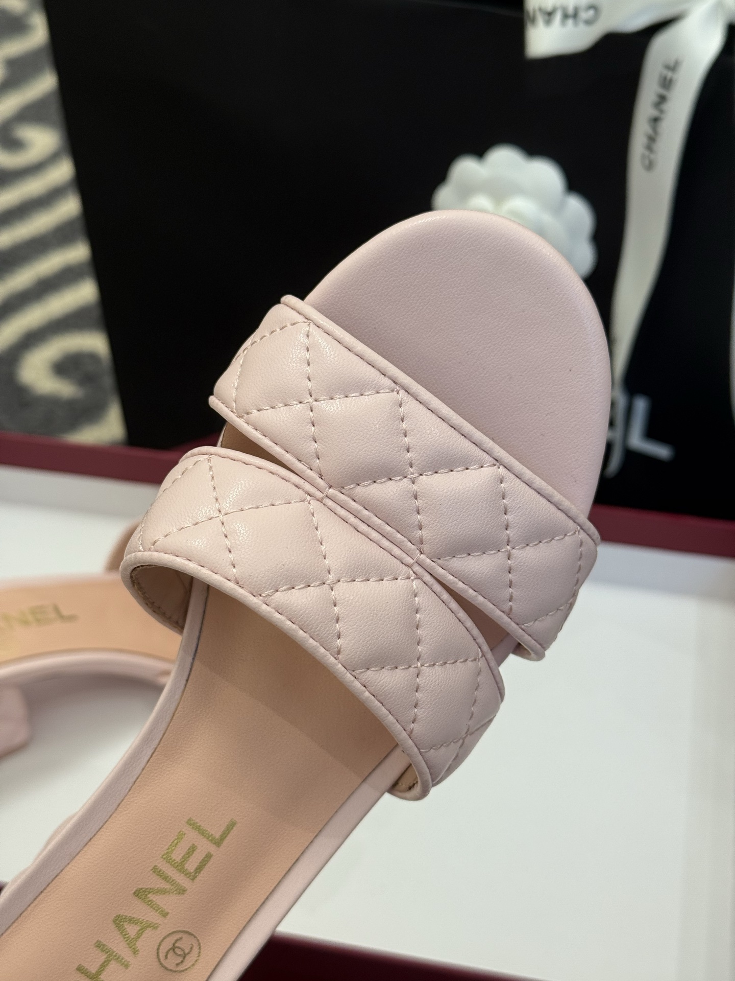 高版本
chanel ss25 蜜儿拖鞋/凉鞋系列
小羊皮材质，格纹加持，精致
小粗跟，跟高5cm，很舒
