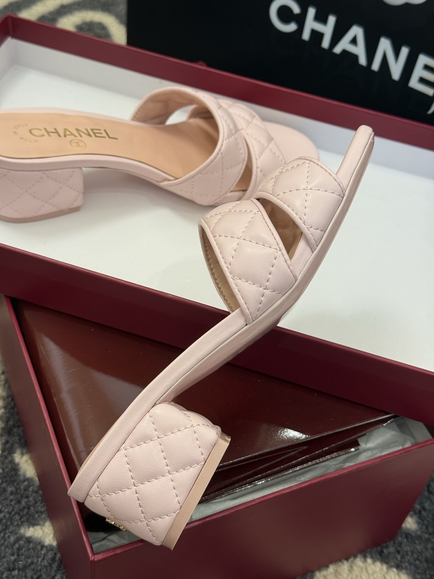 高版本
chanel ss25 蜜儿拖鞋/凉鞋系列
小羊皮材质，格纹加持，精致
小粗跟，跟高5cm，很舒