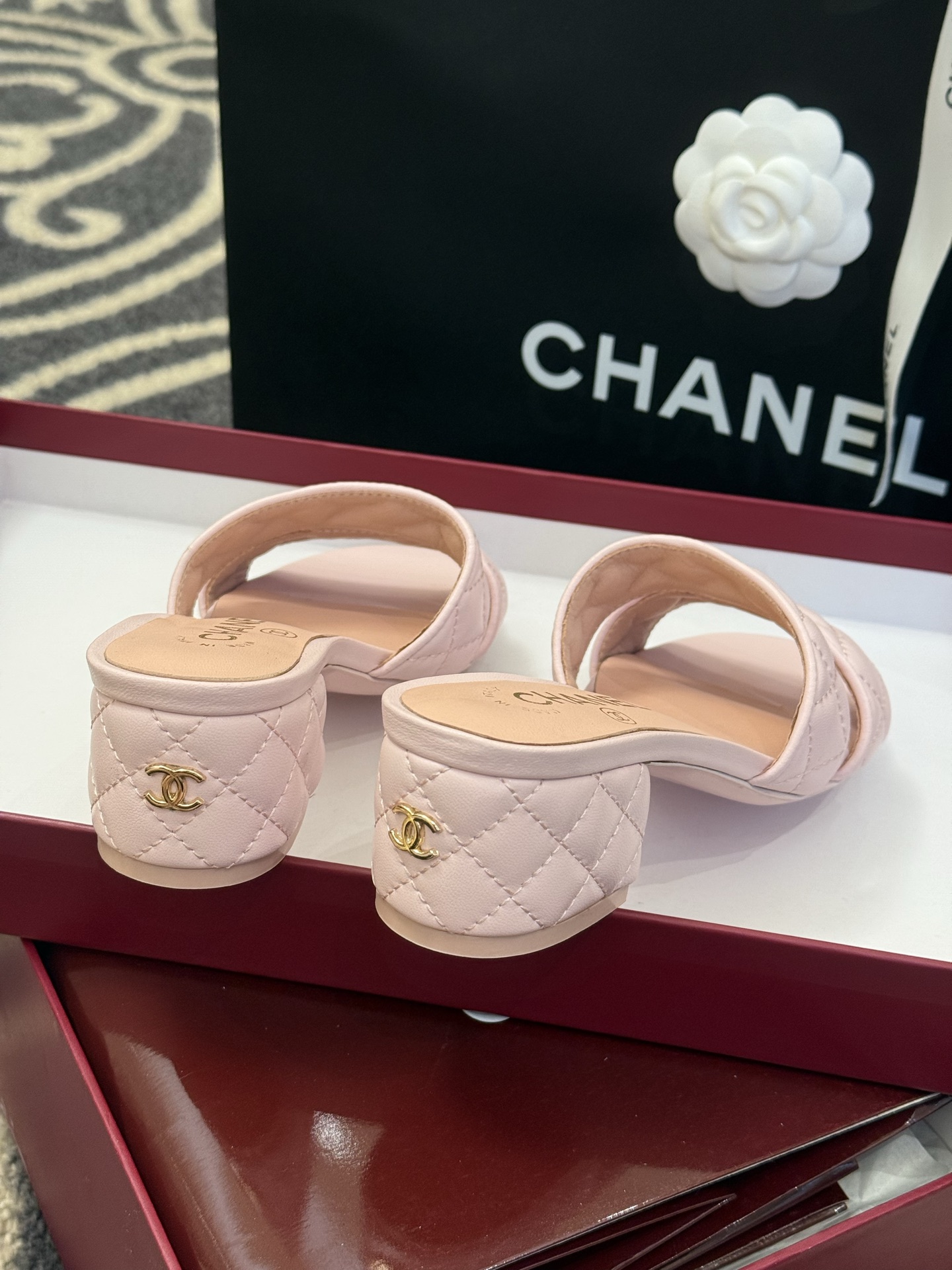高版本
chanel ss25 蜜儿拖鞋/凉鞋系列
小羊皮材质，格纹加持，精致
小粗跟，跟高5cm，很舒