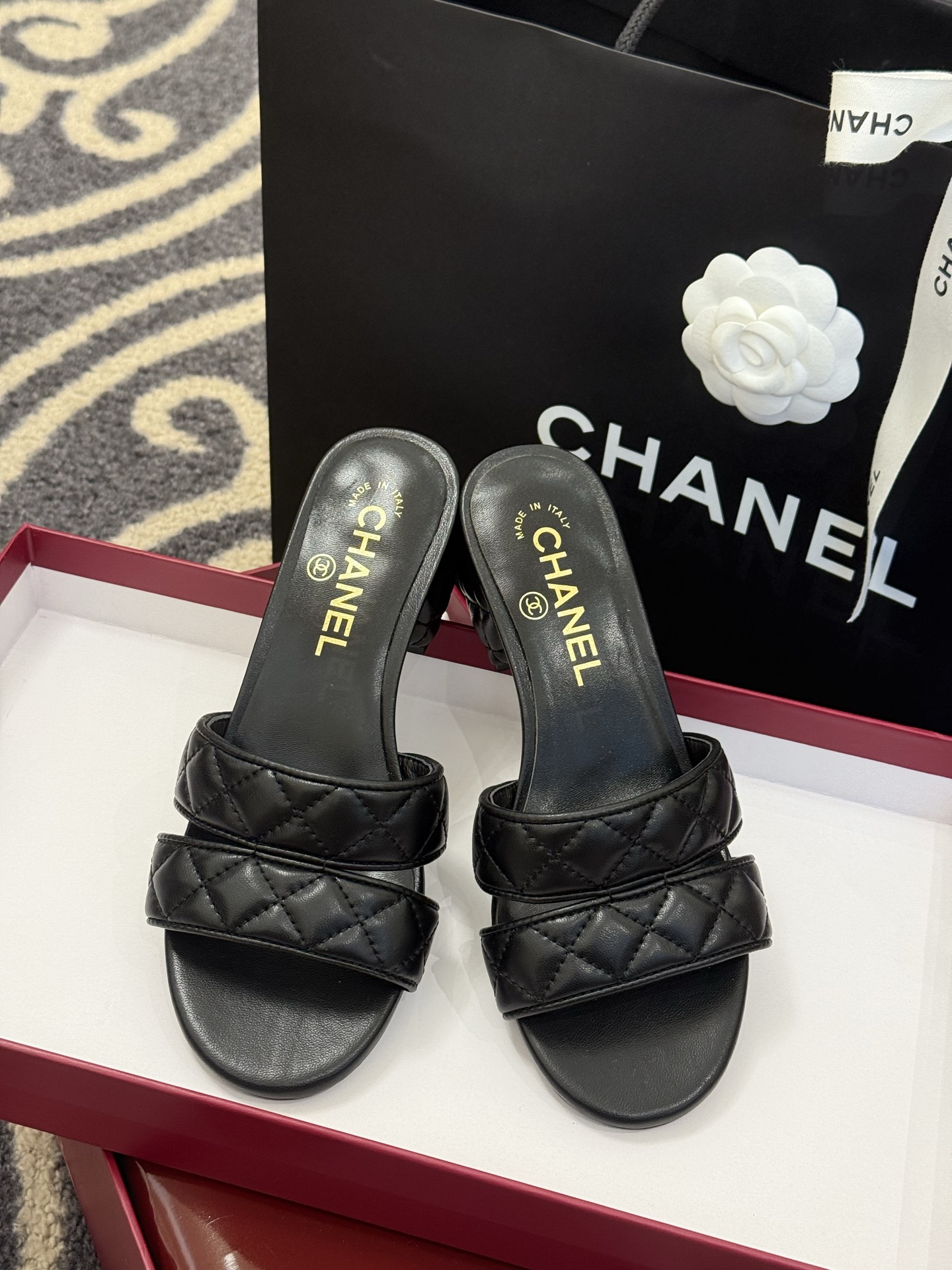 高版本
chanel ss25 蜜儿拖鞋/凉鞋系列
小羊皮材质，格纹加持，精致
小粗跟，跟高5cm，很舒
