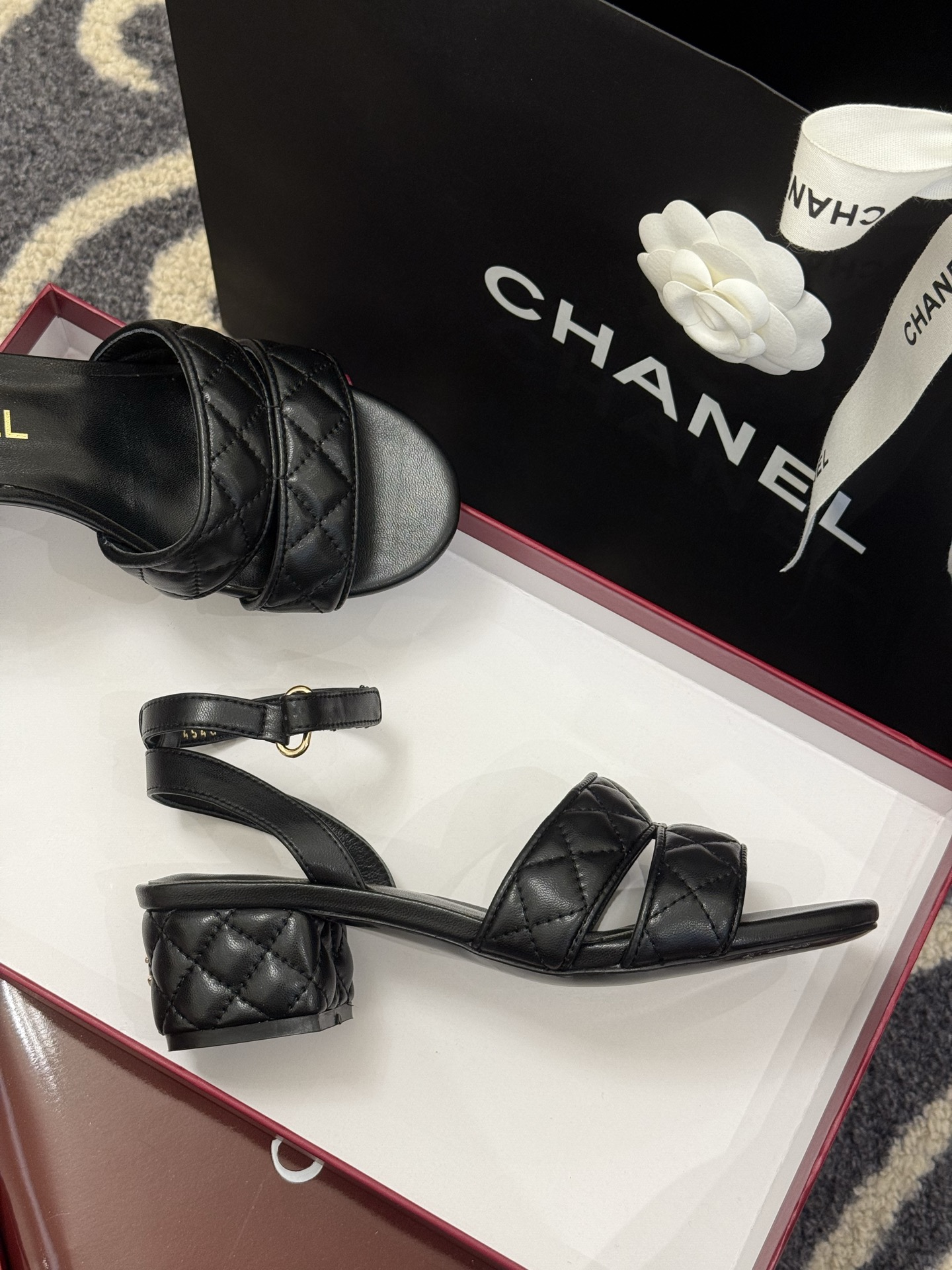 高版本
chanel ss25 蜜儿拖鞋/凉鞋系列
小羊皮材质，格纹加持，精致
小粗跟，跟高5cm，很舒