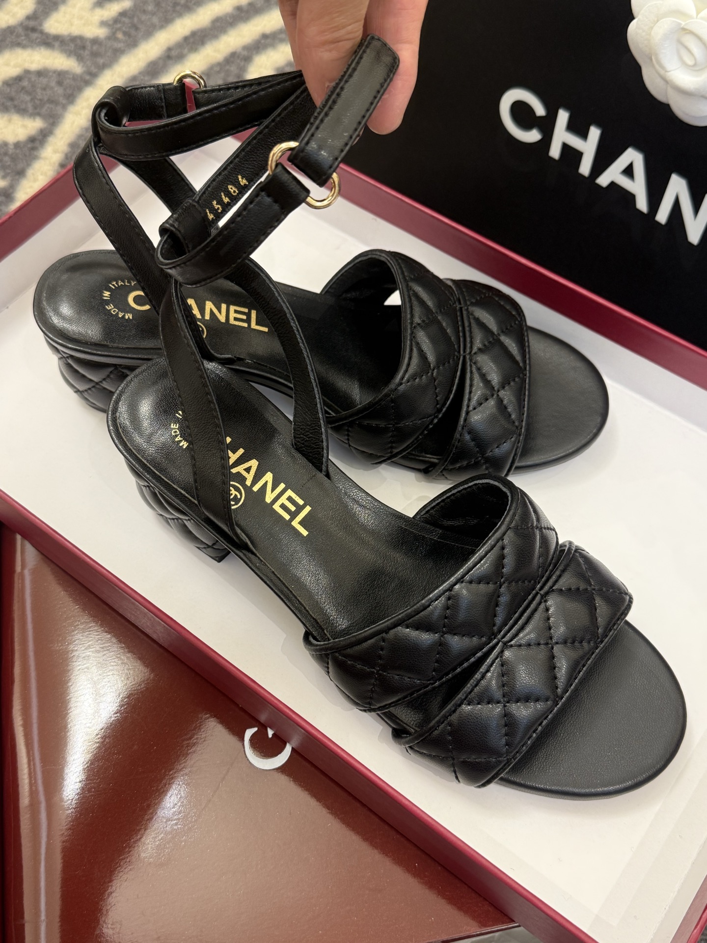 高版本
chanel ss25 蜜儿拖鞋/凉鞋系列
小羊皮材质，格纹加持，精致
小粗跟，跟高5cm，很舒