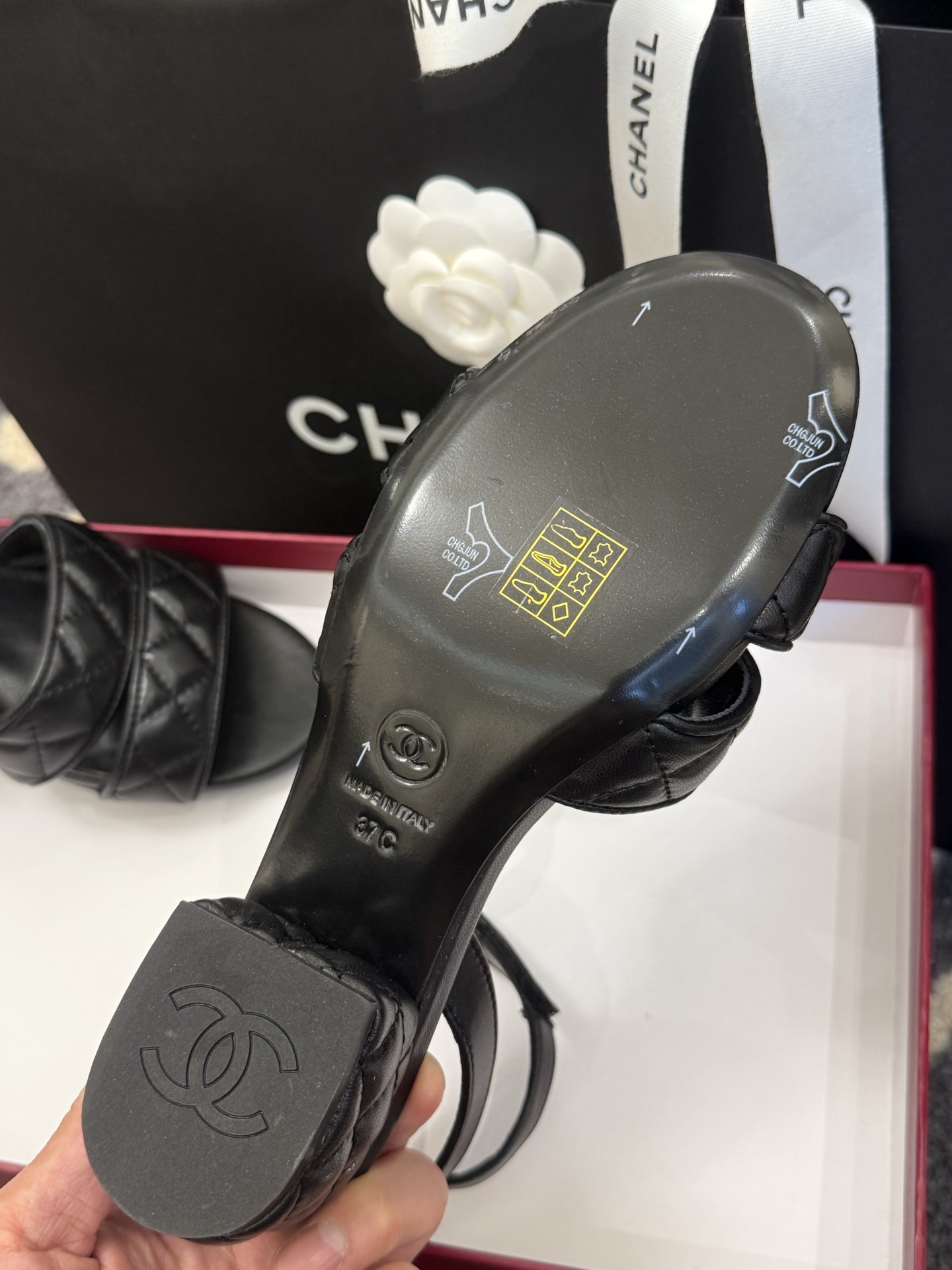 高版本
chanel ss25 蜜儿拖鞋/凉鞋系列
小羊皮材质，格纹加持，精致
小粗跟，跟高5cm，很舒