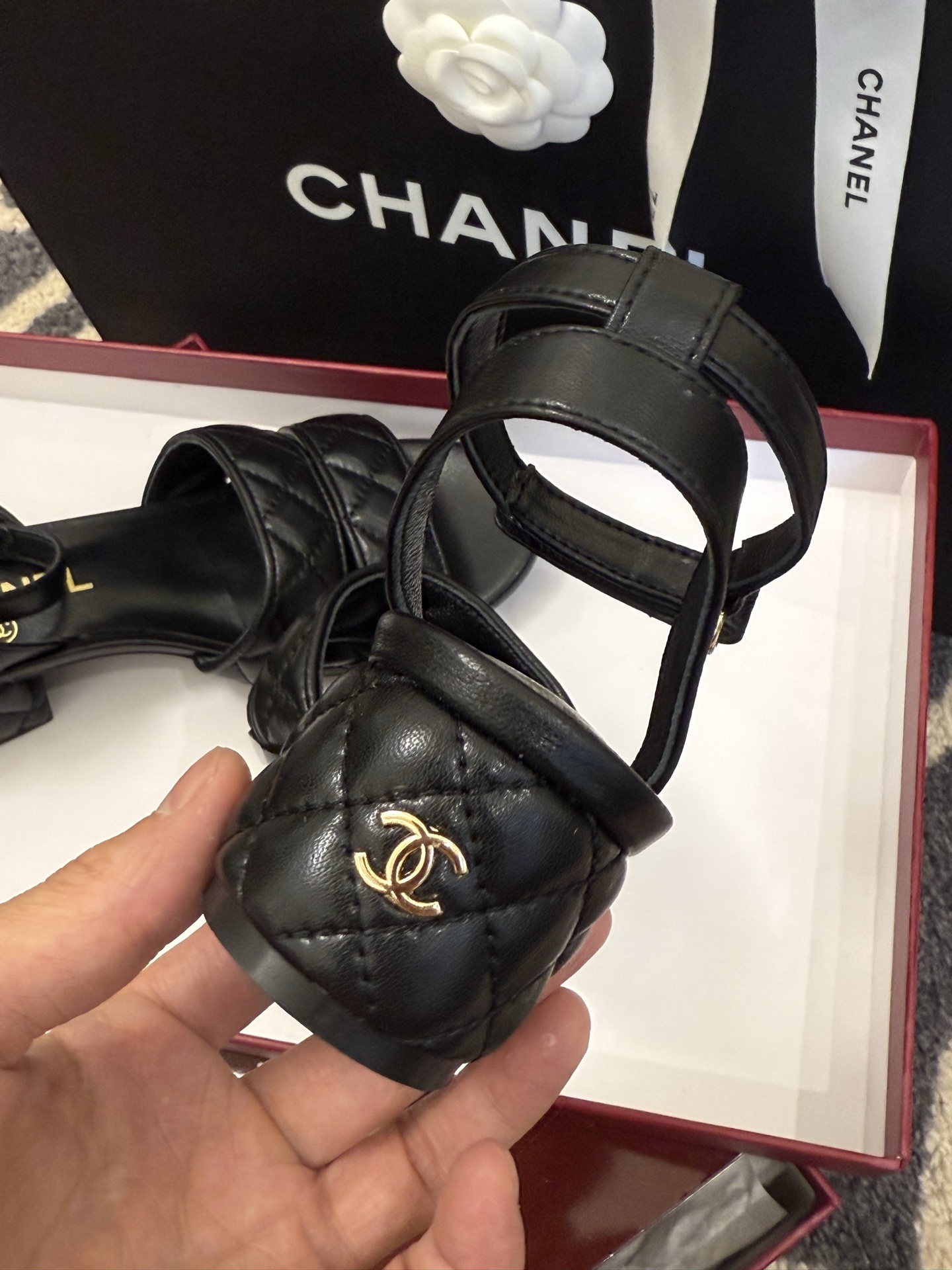 高版本
chanel ss25 蜜儿拖鞋/凉鞋系列
小羊皮材质，格纹加持，精致
小粗跟，跟高5cm，很舒