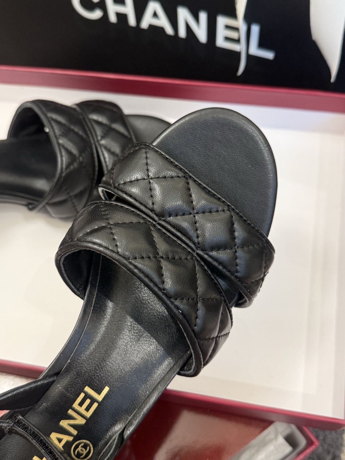 高版本
chanel ss25 蜜儿拖鞋/凉鞋系列
小羊皮材质，格纹加持，精致
小粗跟，跟高5cm，很舒