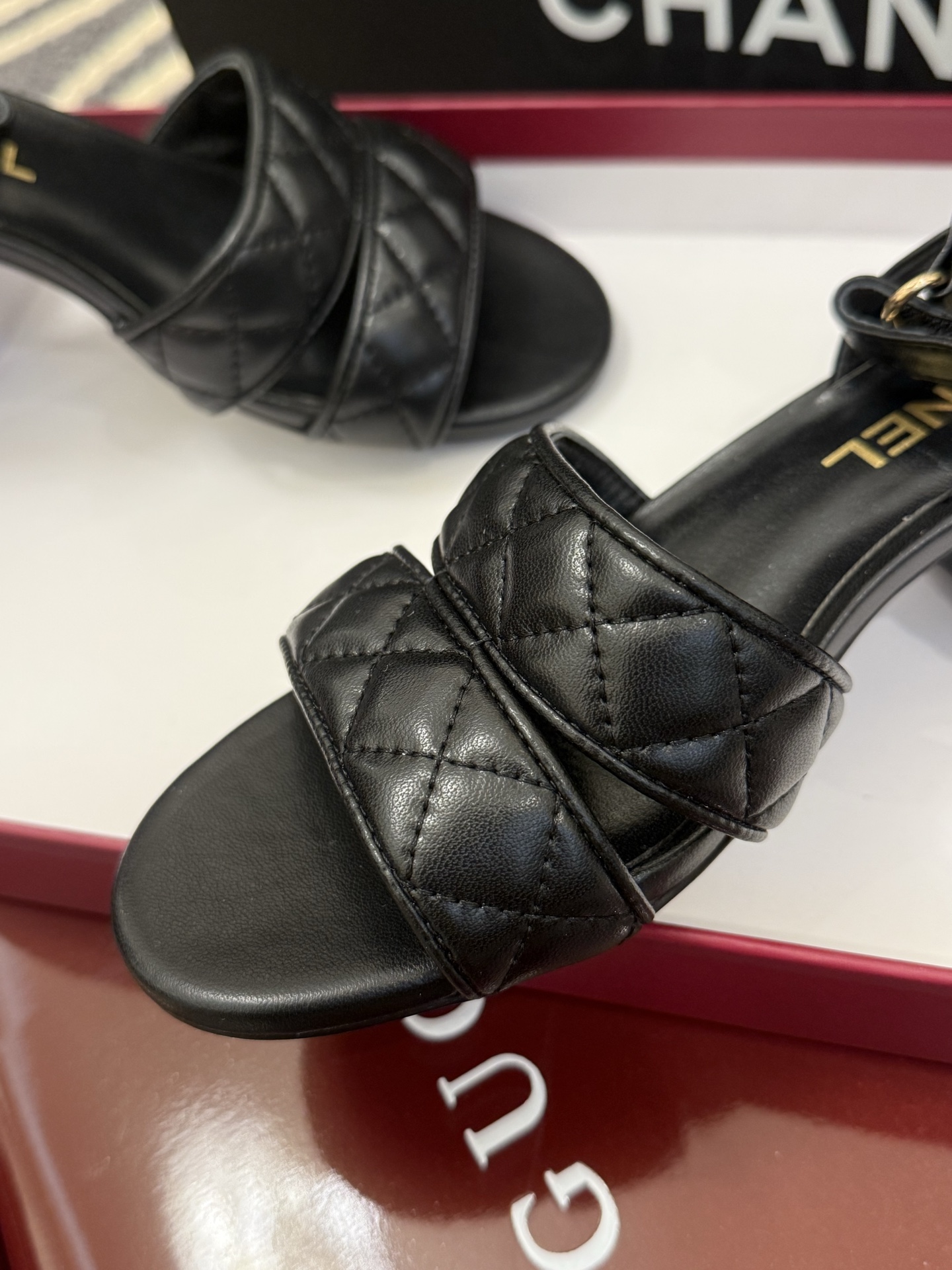 高版本
chanel ss25 蜜儿拖鞋/凉鞋系列
小羊皮材质，格纹加持，精致
小粗跟，跟高5cm，很舒