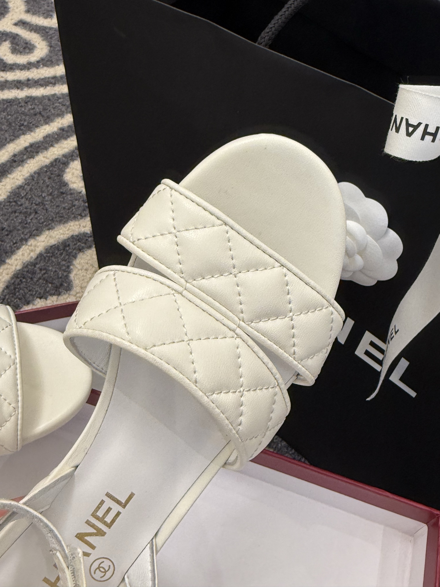 高版本
chanel ss25 蜜儿拖鞋/凉鞋系列
小羊皮材质，格纹加持，精致
小粗跟，跟高5cm，很舒
