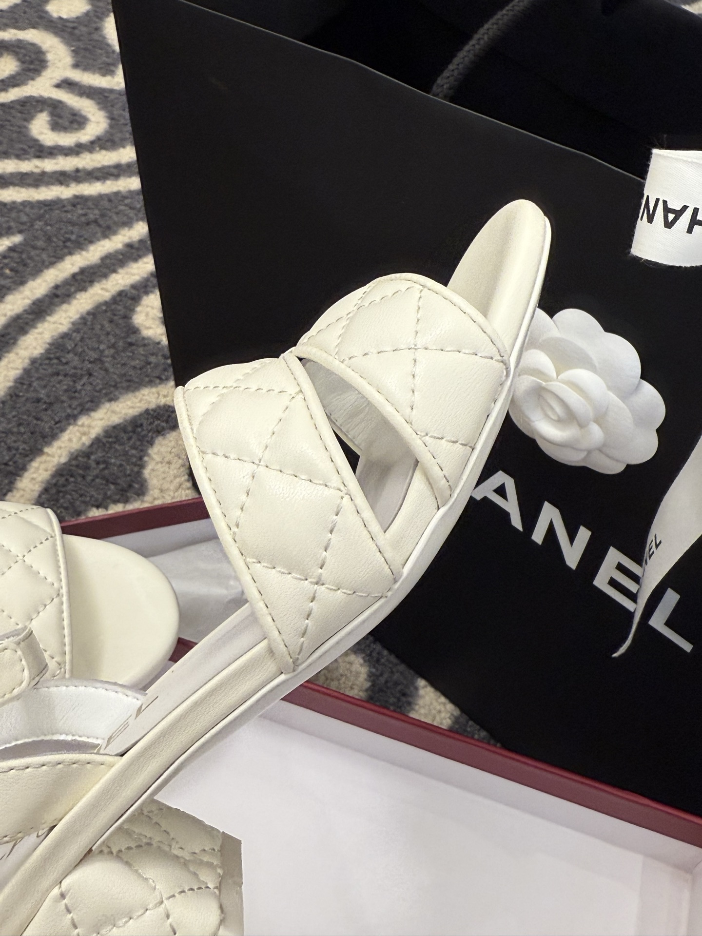 高版本
chanel ss25 蜜儿拖鞋/凉鞋系列
小羊皮材质，格纹加持，精致
小粗跟，跟高5cm，很舒