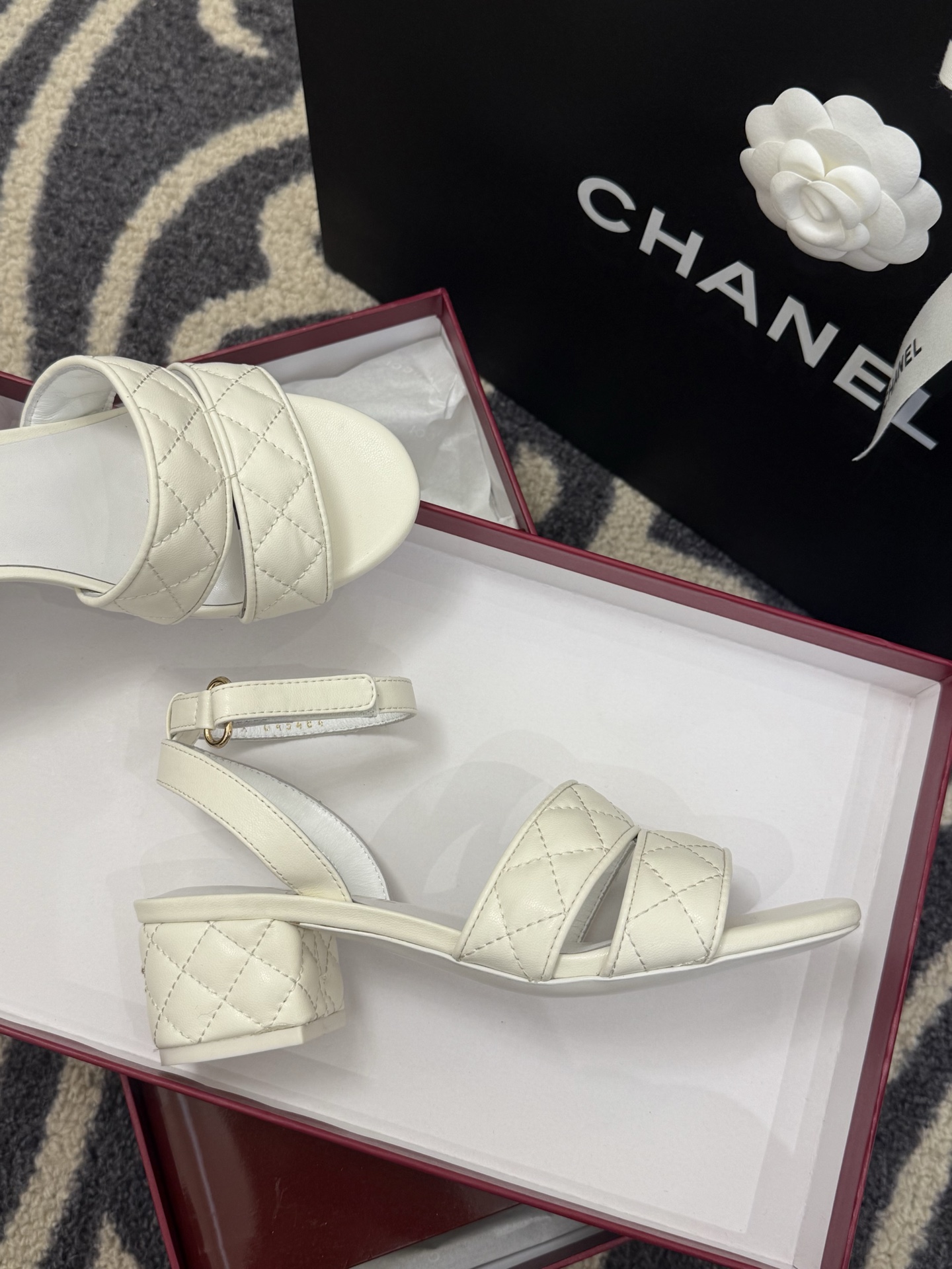 高版本
chanel ss25 蜜儿拖鞋/凉鞋系列
小羊皮材质，格纹加持，精致
小粗跟，跟高5cm，很舒