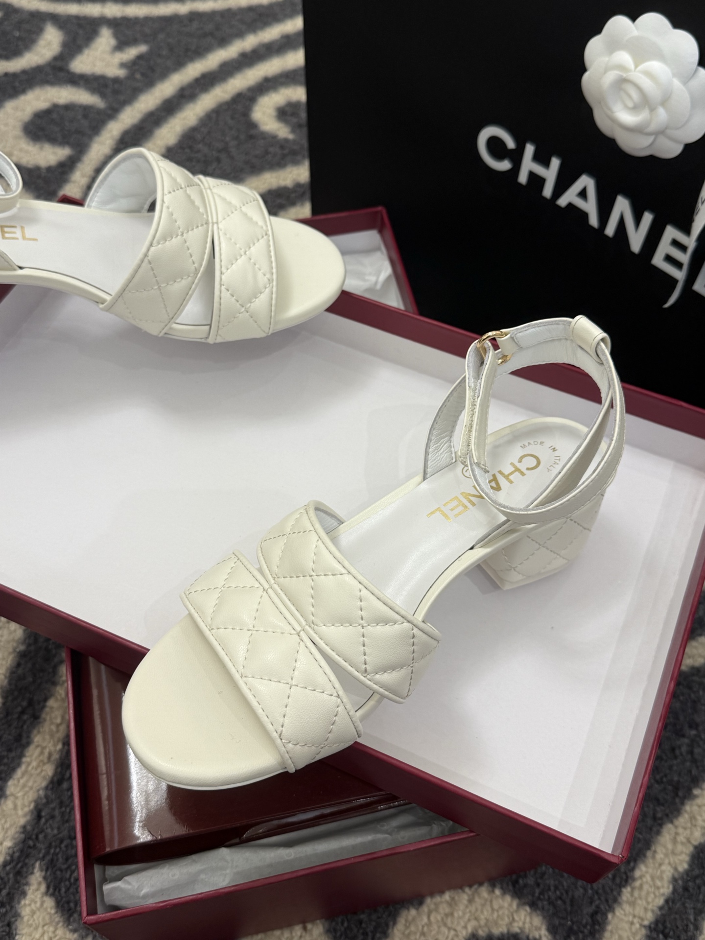高版本
chanel ss25 蜜儿拖鞋/凉鞋系列
小羊皮材质，格纹加持，精致
小粗跟，跟高5cm，很舒