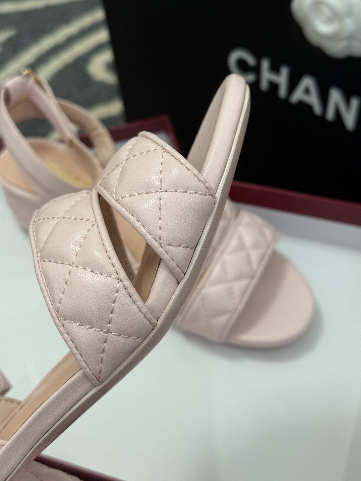 高版本
chanel ss25 蜜儿拖鞋/凉鞋系列
小羊皮材质，格纹加持，精致
小粗跟，跟高5cm，很舒