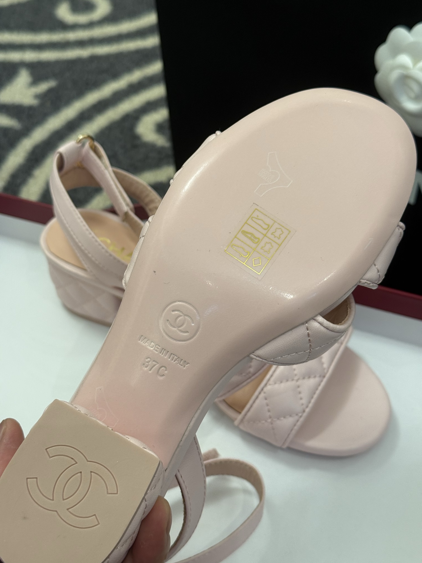 高版本
chanel ss25 蜜儿拖鞋/凉鞋系列
小羊皮材质，格纹加持，精致
小粗跟，跟高5cm，很舒