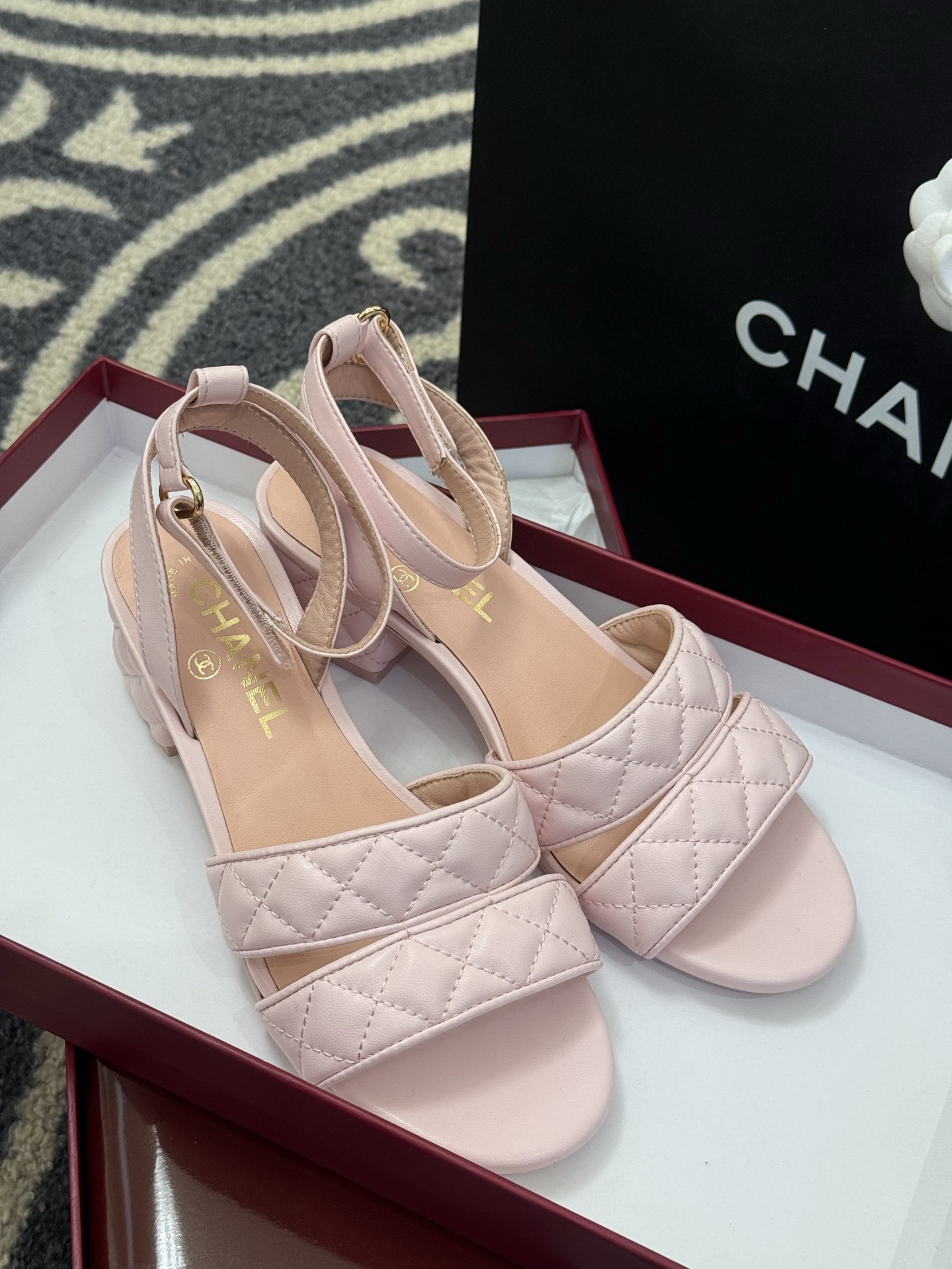 高版本
chanel ss25 蜜儿拖鞋/凉鞋系列
小羊皮材质，格纹加持，精致
小粗跟，跟高5cm，很舒