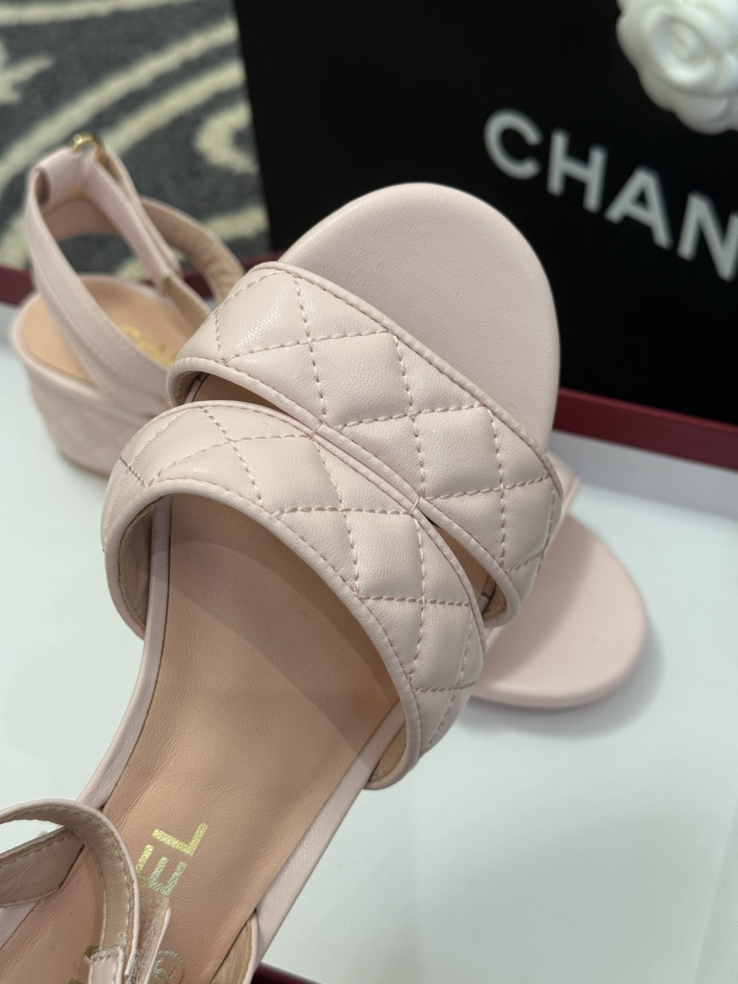高版本
chanel ss25 蜜儿拖鞋/凉鞋系列
小羊皮材质，格纹加持，精致
小粗跟，跟高5cm，很舒