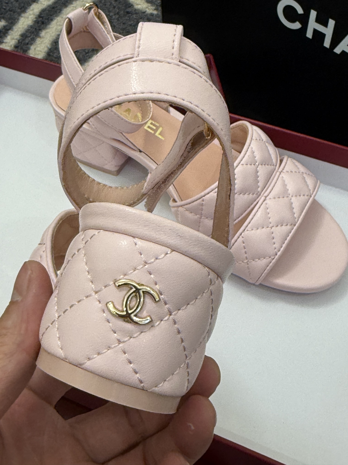 高版本
chanel ss25 蜜儿拖鞋/凉鞋系列
小羊皮材质，格纹加持，精致
小粗跟，跟高5cm，很舒