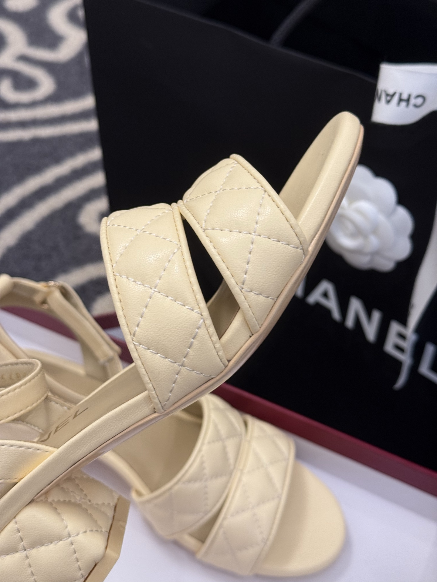 高版本
chanel ss25 蜜儿拖鞋/凉鞋系列
小羊皮材质，格纹加持，精致
小粗跟，跟高5cm，很舒