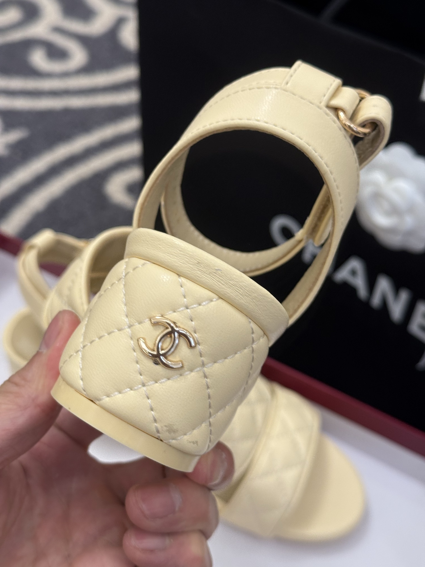 高版本
chanel ss25 蜜儿拖鞋/凉鞋系列
小羊皮材质，格纹加持，精致
小粗跟，跟高5cm，很舒