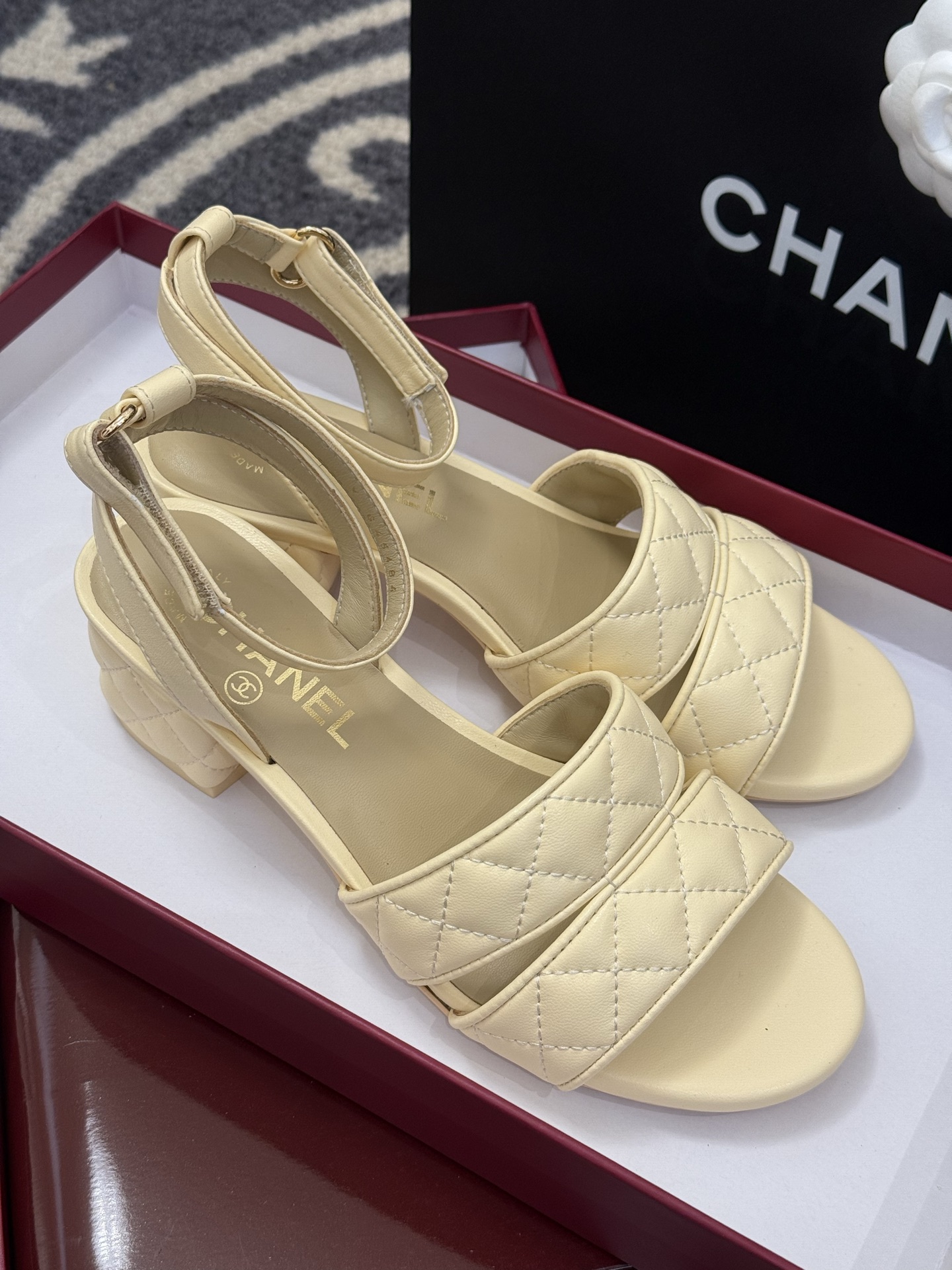 高版本
chanel ss25 蜜儿拖鞋/凉鞋系列
小羊皮材质，格纹加持，精致
小粗跟，跟高5cm，很舒