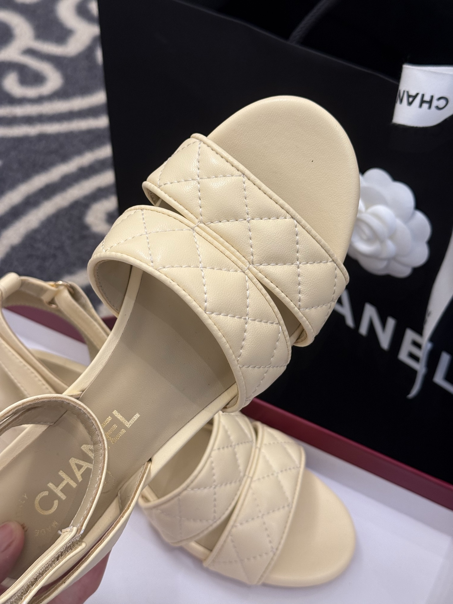 高版本
chanel ss25 蜜儿拖鞋/凉鞋系列
小羊皮材质，格纹加持，精致
小粗跟，跟高5cm，很舒