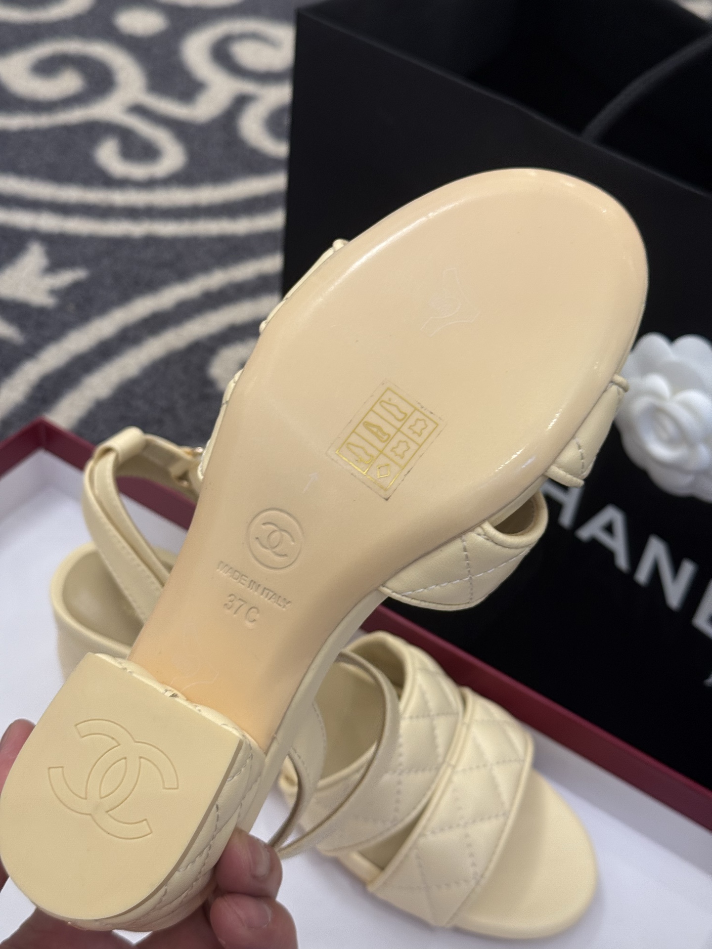 高版本
chanel ss25 蜜儿拖鞋/凉鞋系列
小羊皮材质，格纹加持，精致
小粗跟，跟高5cm，很舒