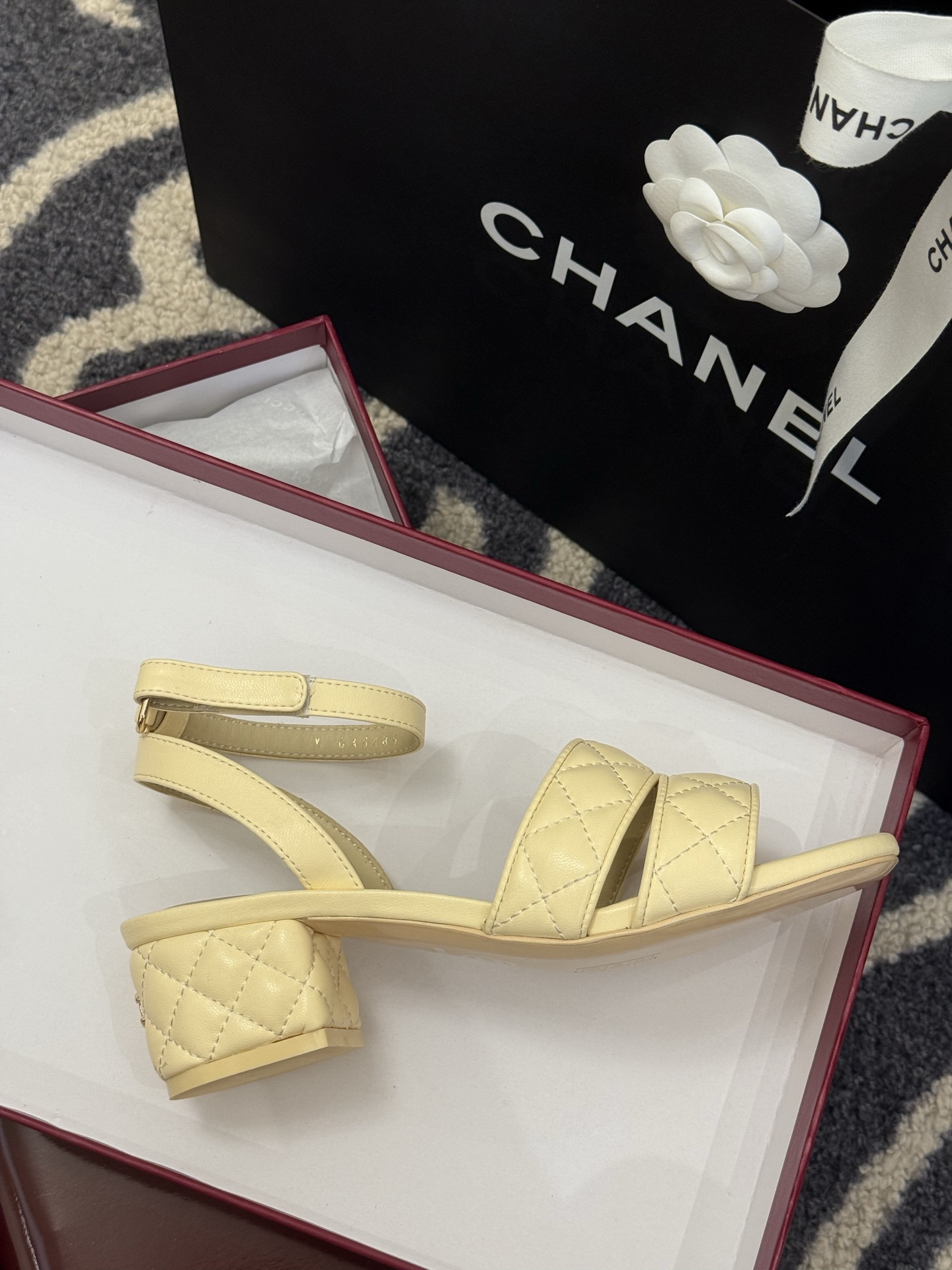 高版本
chanel ss25 蜜儿拖鞋/凉鞋系列
小羊皮材质，格纹加持，精致
小粗跟，跟高5cm，很舒