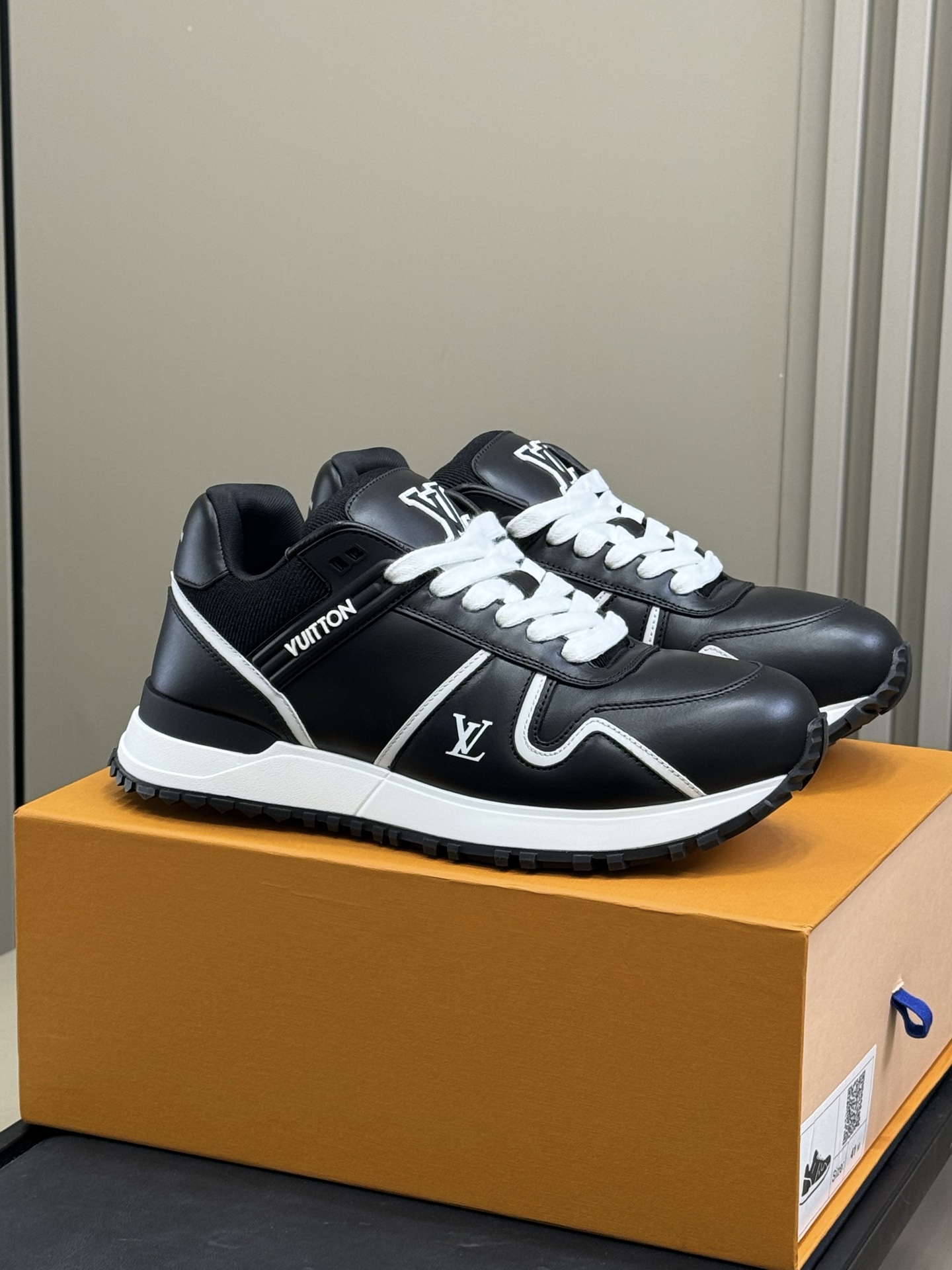 NO:408350,Lv runaway maxi couple runner expansion model, the height-enhancing effect is particularly good, and the feet feel light and comfortable!  Black and white color combination, chubby and so cute!  Calf leather material, very good texture!  Couple size 35-45, casual shoes/sports shoes, louis vuitton, sneakers, cowhide19860909Lv runaway maxi 情侣款 runner拓展款啊,增高效果特别好,脚感轻盈舒适！黑白配色,胖乎乎的好可爱啊！ 小牛皮材质,质感特别好！ 情侣size 35-45,休闲鞋/运动鞋,louis vuitton,sneakers,cowhide,Women's Shoes