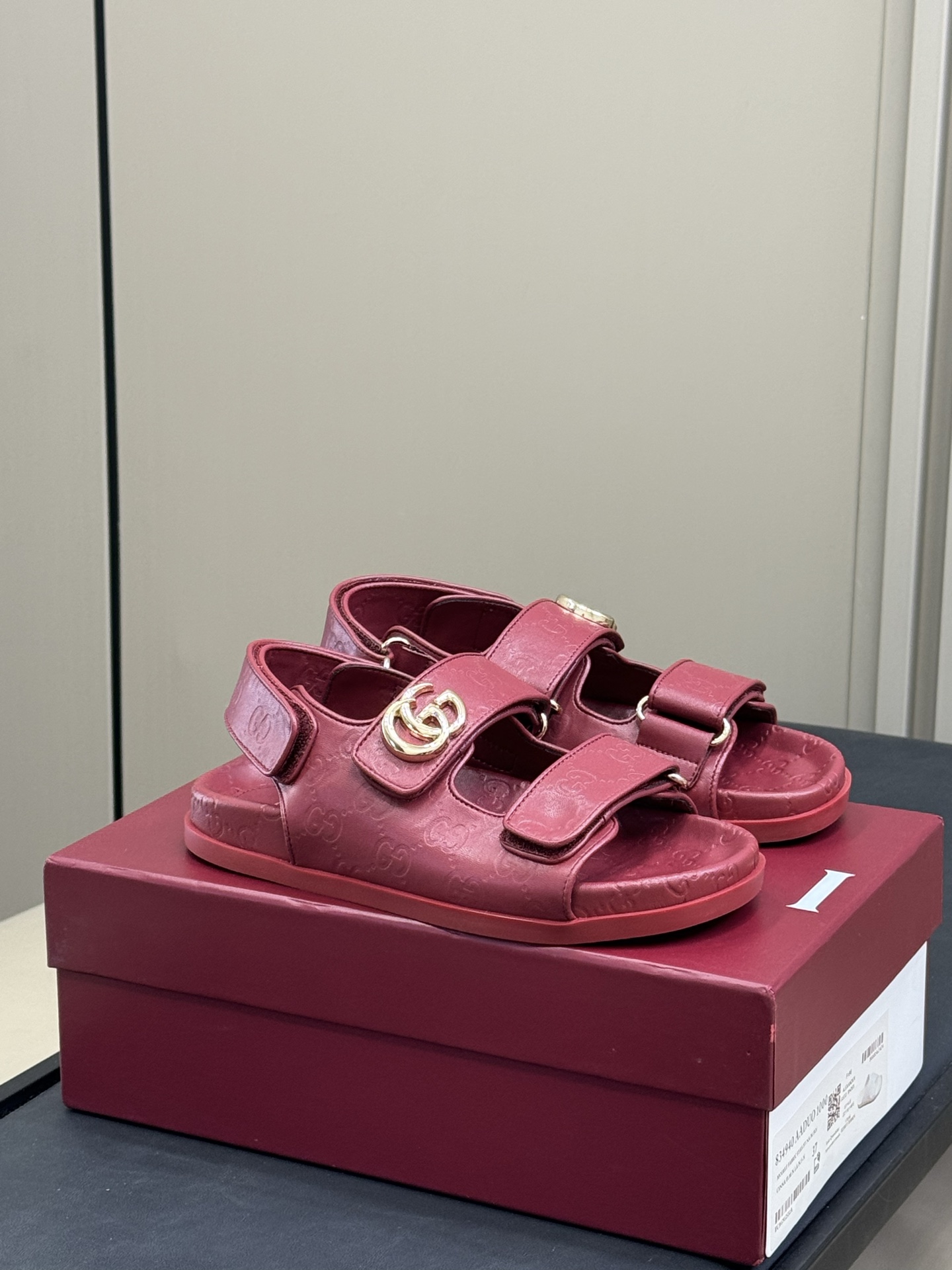 NO:404512,Top quality gucci ss25 new arrival~ G home old-fashioned sandals are classic and beautiful, easily integrated into daily outfits!  Simple and easy to wear, summer essential items Top 35-41, sandals, gucci, gucci, sandals19860909顶级品质 gucci ss25 new arrival～ G家老花凉鞋经典好看,轻松融入日常的穿搭！ 简约好穿,夏日必备单品 顶级35-41,凉鞋,gucci,gucci,sandals,Women's Shoes