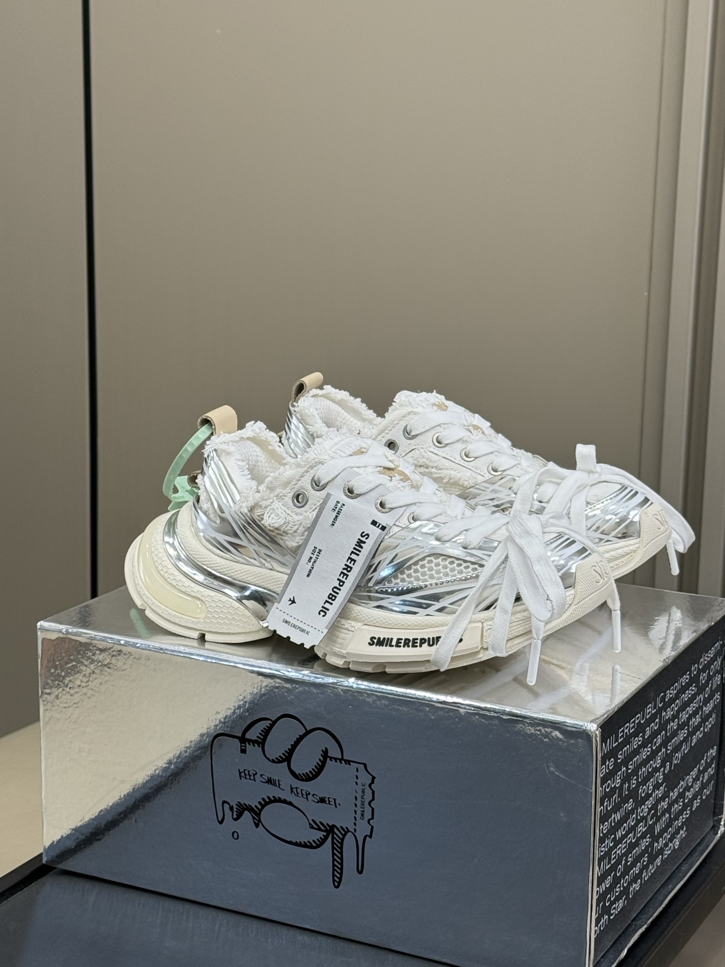 NO:407864,Top quality SMLEREPUBLIC and Jiang Youbai join hands with Jiang Youbai to create the new trendy brand SMILEREPUBLIC and artist Demos Chiang to launch global limited edition SKYLINE ink shoes!  With oriental ink and water combined with Western abstractionism, the ink splashing patterns of each pair of shoes are unique and unique. The body of the shoe is based on white, and the blue liquid splashing ink flows freely. The side is decorated with Jiang Youbai's magical paintings to convey freedom and spirituality. This cooperation originates from the resonance of the two 'rebels' - using art to convey positive energy and create a 'mobile micro art gallery'. size 35-45, Daddy Shoes19860909顶级品质 SMLEREPUBLIC携手蒋友柏一起泼墨造物新锐潮流品牌SMILEREPUBLIC携手艺术家蒋友柏（Demos Chiang）,推出全球限量SKYLINE泼墨鞋款！以东方水墨融合西方抽象主义,每双鞋的泼墨纹路均为独一无二的孤品.鞋身以白色为基底,蓝色液态泼墨肆意流淌,侧边饰以蒋友柏的法斗画作,传递自由与灵性. 此次合作源于两位“叛逆者”的共鸣—用艺术传递积极能量,打造“移动微型美术馆”. size 35-45,老爹鞋,Women's Shoes