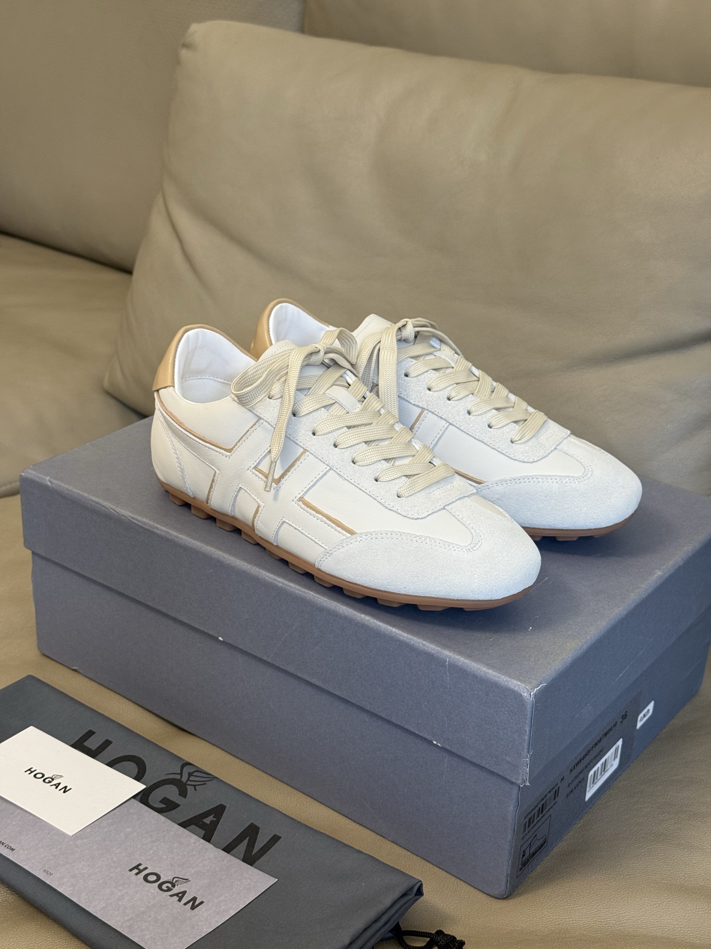 NO:407126,Summer trendy shoes - HOGAN German training shoes series HOGAN | Italian luxury brand Runner futuristic lines appear!  Stepping on it is like stepping on the clouds~ 3D three-dimensional tailoring outlines minimalist aesthetics, commuting and fitness street shooting 360 degrees slay the whole audience!  #HOGAN brand spokesperson Tan Jianci size 35-40, casual shoes/sports shoes, sneakers19860909夏季潮鞋-HOGAN德训鞋系列 HOGAN｜意大利奢潮品牌 Runner未来感线条登场！ 踩如踏云端~ 3D立体剪裁勾勒极简美学,通勤健身街拍360度slay全场！ #HOGAN品牌代言人檀健次 size 35-40,休闲鞋/运动鞋,sneakers,Women's Shoes