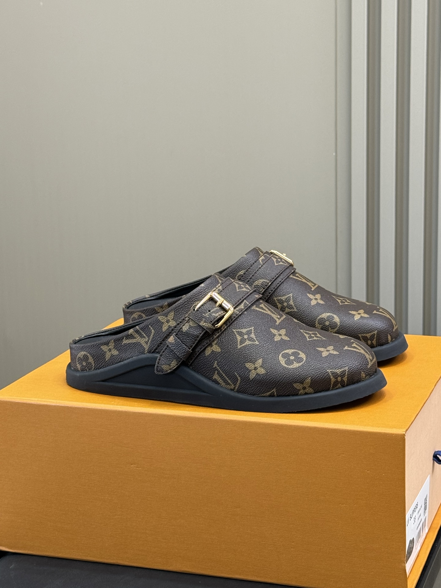 NO:407129,lV 25 new Boken shoes, new products, online appearance, comfortable and lazy, cute and versatile, presbyopia and suede, different textures, but both look good. The sole design is different from the regular Boken, making it more textured. Size 35-41, semi-drag, louis vuitton, chamois leather19860909lV 25新款博肯鞋新品 颜值在线,舒适慵懒,可爱百搭 老花面和 麂皮面,质感不同,但都好好看 鞋底设计跟常规博肯不同,更显质感 size 35-41,半拖,louis vuitton,chamois leather,Women's Shoes