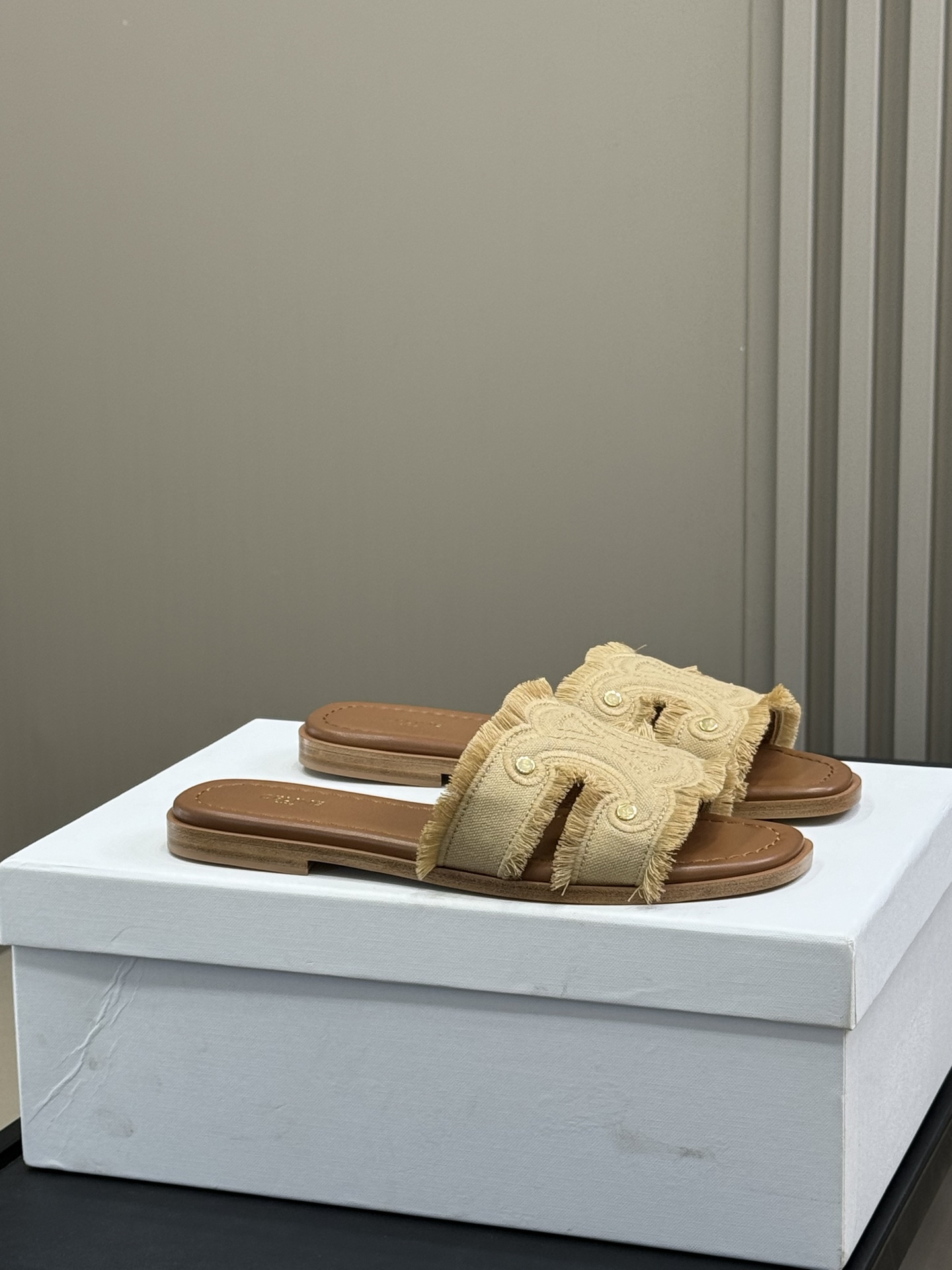 NO:408318,celine ss25 denim slippers The fabric of the right version is finally released, the right version!  The fabric of the Early Bird version is basically incorrect!  Washed denim fabric, wrapped in cowhide soles, beautiful and super textured!  Outsole imported cowhide leather from Italy!  size 35-41, slippers, celine, slippers, cowhide19860909celine ss25 牛仔拖鞋 对版面料终于出炉哈,对版的！ 早鸟版的面料基本不对版！ 水洗牛仔面料,鞋底牛皮包裹,造型好看超有质感的！大底 意大利进口牛皮革！ size 35-41,拖鞋,celine,slippers,cowhide,Women's Shoes