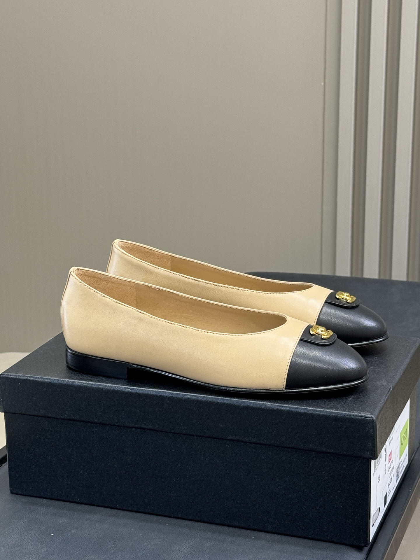 NO:407116,Chanel 25 new ballet shoes, classic color-blocking shoes, exquisite school bag buckle decoration, lamb leather texture is excellent, imported cowhide sole from Italy size 35-41, ballet shoes, chanel, cowhide, sheepskin19860909chanel 25新款芭蕾舞鞋 经典拼色鞋,精致书包扣装饰 小羊皮质感超赞的,意大利进口牛皮底 size 35-41,芭蕾舞鞋,chanel,cowhide,sheepskin,Women's Shoes