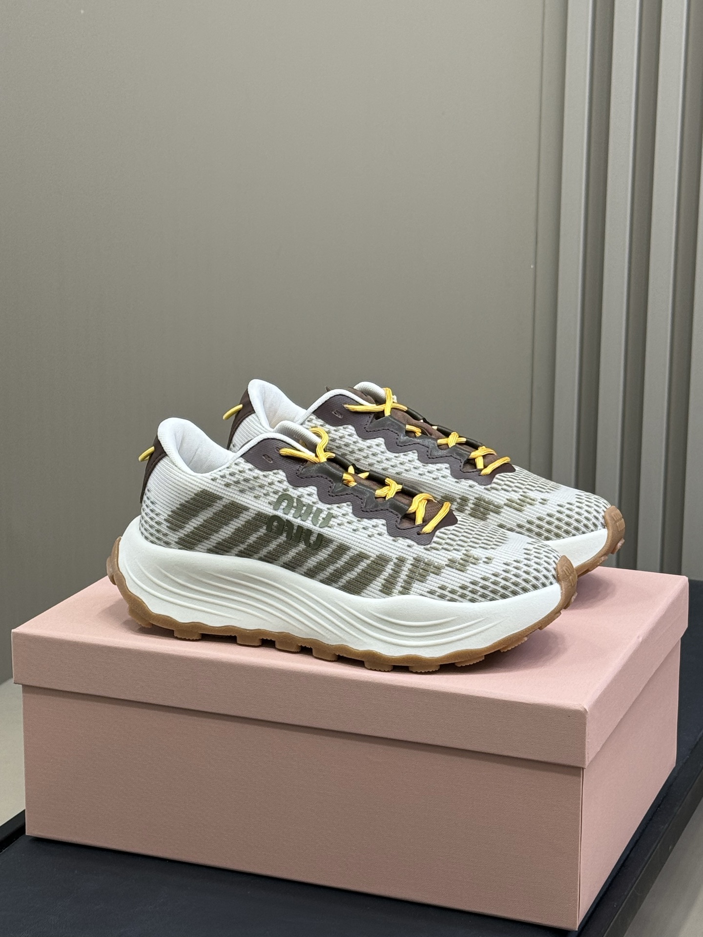 NO:414079,Top quality men's miu miu 25 new X couple model After leading the aesthetics of slender 'thin-soled shoes', Miu Miu quietly turned to put on a thick-soled sneaker called Technical fabric sneakers. This new work is not a joint model of HOKA ONE ONE, but from the exaggerated outline to the details of raw glue outsoles, it is indeed easy to remind people of the latter's classic design. Miu Miu's shoe products have created hot topics with light and floor-like shoe shapes, from paying tribute to Samba and Mexico 66 to cooperating with New Balance to launch thin-soled sneakers, which has attracted many brands to follow suit. Now, thin-soled shoes have become the mainstream.  Again 'reverse operation' and launching shoe products with a heavy feel seems to show their leadership over the trend of sneakers. In the current fashion context, there is often no accurate definition of whether to imitate or pay tribute. It is also curious whether MiuMiu can reverse the trend of fashion through these thick-soled sneakers and create new topics. size 35-45 Men, casual shoes/sports shoes, miumiu, sneakers19860909顶级品质 男 miu miu25 年新款X情侣款 在引领纤细的「薄底鞋」美学多年后,Miu Miu 悄然转向,上架了一款名为 Technical fabric sneakers 的厚底运动鞋.这款新作并非 HOKA ONE ONE 联名款,但从夸张的轮廓到生胶大底细节处理,确实容易让人联想到后者的经典设计. Miu Miu 的鞋履产品曾以轻盈、贴地的鞋型多次制造火热话题,从致敬 Samba、Mexico 66,到与 New Balance 合作推出薄底运动鞋,引发众多品牌效仿.而如今薄底鞋已成主流时 Miu Miu 再次「反向操作」,推出具有厚重感的鞋履产品,似乎在展现其对球鞋趋势的领导力.在当前的时尚语境中,是模仿还是致敬往往没有准确的定义.而 MiuMiu 是否能通过这双厚底球鞋逆转流行方向,制造新的话题,也令人好奇. size 35-45 男,休闲鞋/运动鞋,miumiu,sneakers,Women's Shoes