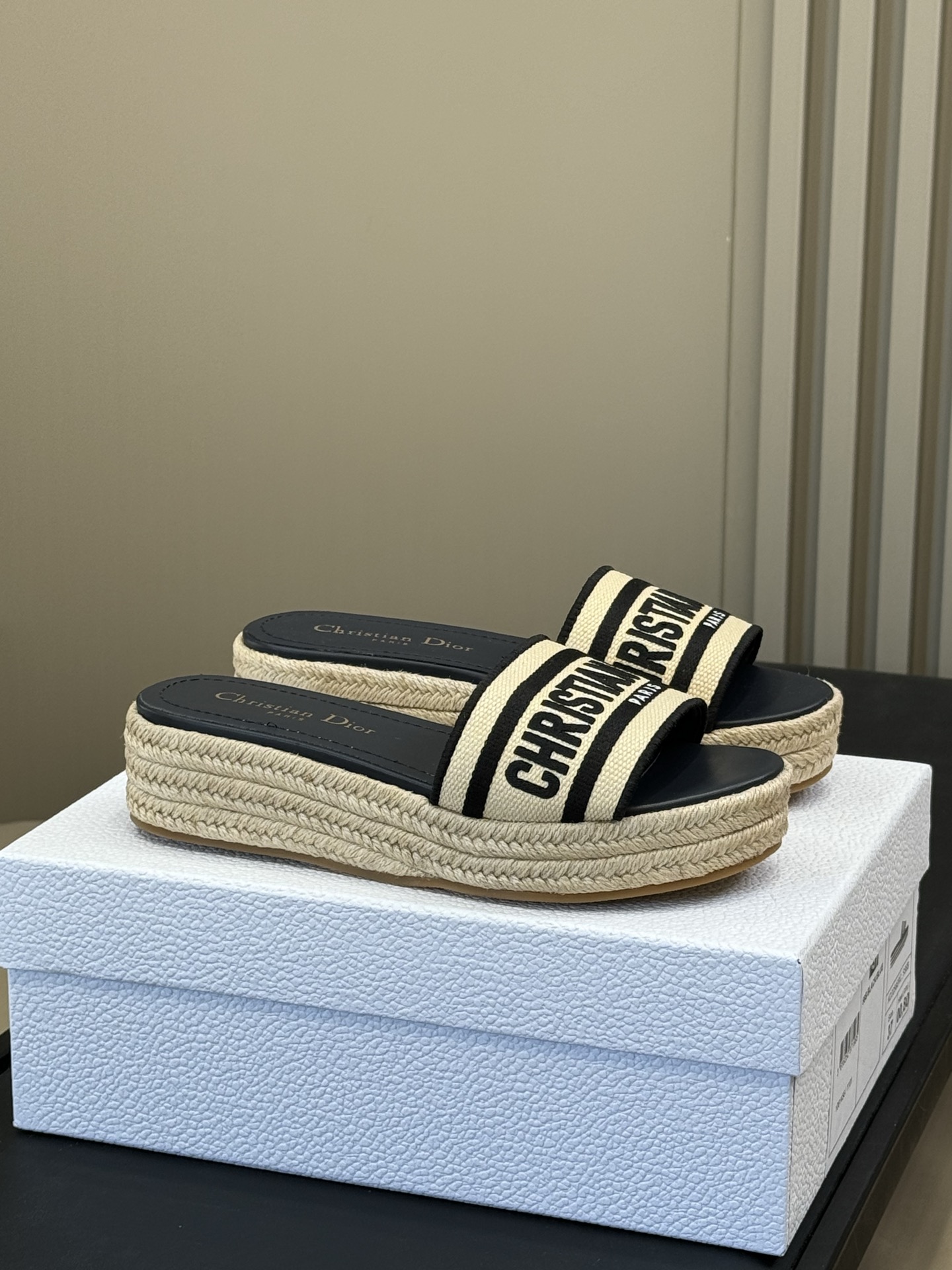 NO:408330,2025Dior Dway summer sponge slippers, dark blue cotton style, embroidered with Christian Dior Paris logo, recognizable, full leather thick flat design, 5cm, foot feels so soft that it is cotton, it becomes casual in seconds when paired with pants, and can lengthen the body proportions with skirts. It is a perfect versatile artifact. Presbyterian is an absolute classic!  An unexpected surprise on my feet~ It looks very beautiful~ It looks super white~ My whole legs are stretched out!  !  5cm thick sole increases in seconds ~ The feet look N times better than the real one ~ Super slim and whiter ~ One foot _ Go out casually ~ Whatever you want in summer ~ It looks so beautiful and beautiful size 35-42, slippers, dior, dior, slippers, skirts198609092025Dior 迪奥Dway夏季松糕小拖鞋 深蓝色棉质款式 饰以Christian Dior Paris标志刺绣 富有辨识度 全皮质加厚平底设计5cm 脚感软到踩棉花 搭配裤子秒变休闲 搭配裙子又能拉长身材比例 妥妥的百搭神器 老花是绝对的经典！ 上脚意想不到的惊喜～非常好看～超显白～整个腿都被拉长了！！5cm厚底秒增高～上脚比实物好看N倍～超级显瘦显白～一脚蹬_随性出门～夏天随便怎么搭～都好好看美美哒 size 35-42,拖鞋,dior,dior,slippers,skirts,Women's Shoes