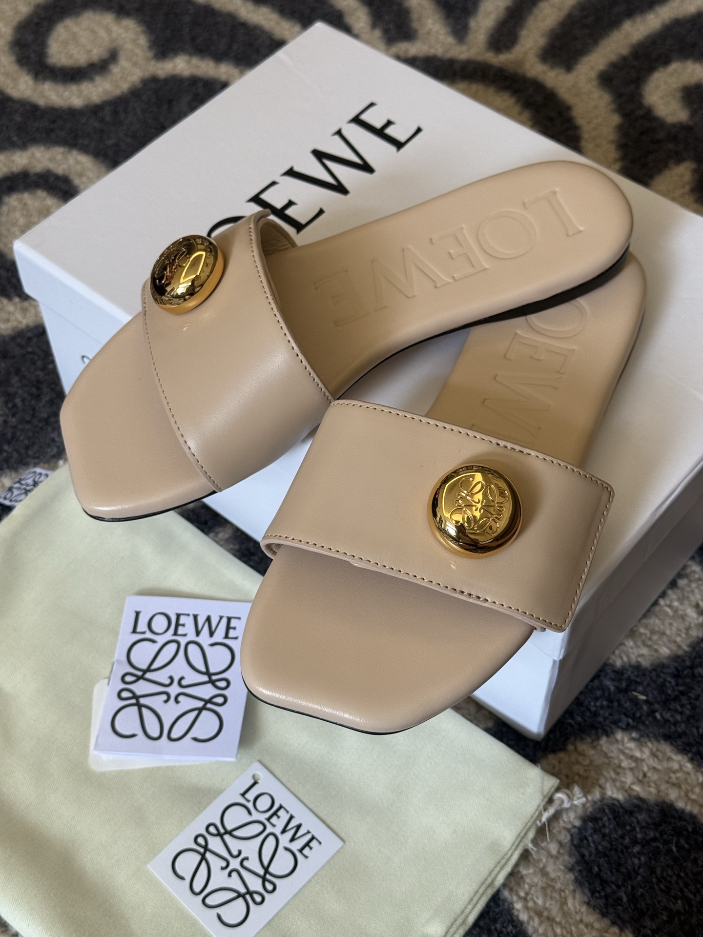 NO:407134,no!  How can Luo Yiwei's new slippers be so fairy this season's new pebble flat sandals are a must-have for women in summer!  Super exquisite pebbles pebble, the foot feels very comfortable on the ball, can be matched with any pants, skirt, lambskin upper, sheepskin midsole, Italian imported cowhide sole (forefoot injection molding process) Simple, but all are top-end!  size35-41, slippers, loewe, sandals, slippers, skirts, cowhide, sheepskin19860909不是！罗意威新款的拖鞋怎么可以那么仙这一季新出的pebble 平底凉鞋 夏季女士必备！ 超精致的鹅卵石pebble 球上脚感超舒服 可搭配任意的裤装 裙装 小羊皮鞋面,羊皮包中底,意大利进口牛皮底（前掌注塑工艺） 简简单单,但都是顶配的了！ size35-41,拖鞋,loewe,sandals,slippers,skirts,cowhide,sheepskin,Women's Shoes