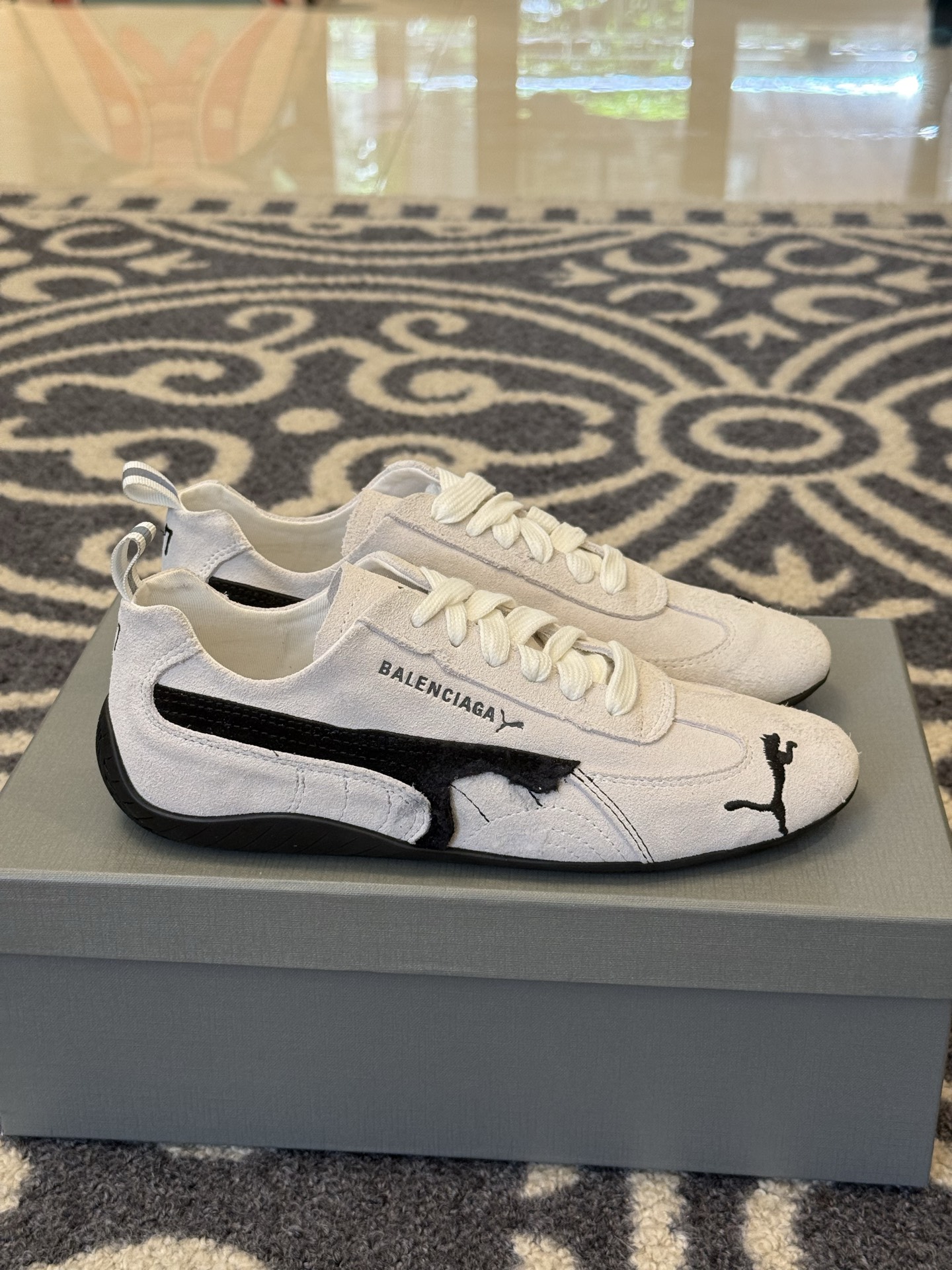 NO:408324,Balenciaga Winter 25 preview!  PUMA joint brand has become the focus!  During Paris Fashion Week, Balenciaga announced the new winter 25 series designed by Demna, the most eye-catching of which is the collaboration with PUMA. The cooperation includes a handbag with wrinkled plastic bag shape and PUMA Speedcat sneakers with old details. The 'breaking' Balenciaga x Puma new collaboration is still very Puma's 'internal cooperation'. Demna x puma for Balenciaga 25B5, New Balenciaga Puma Speedcat, is also a pre-wear and damage treatment suede material similar to the previous adidas. Couple size 35-45 Men, casual shoes/sports shoes, adidas, balenciaga, balenciaga, sneakers, chamois leather19860909巴黎世家冬季25预览！PUMA联名成焦点！ 在巴黎时装周期间,巴黎世家公布了Demna设计的全新冬季25系列,其中最引人注目的,便是与PUMA的联名合作,此次合作包括一款皱褶感塑料袋造型的手袋,以及带有做旧细节的PUMA Speedcat运动鞋. 过于“破”的Balenciaga x Puma新联名 依旧很Puma的“内部合作” Demna x puma for Balenciaga 25B5, New Balenciaga Puma Speedcat,还是类似之前与adidas一样的预磨损、破坏处理麂皮材质 情侣size 35-45 男,休闲鞋/运动鞋,adidas,balenciaga,balenciaga,sneakers,chamois leather,Women's Shoes