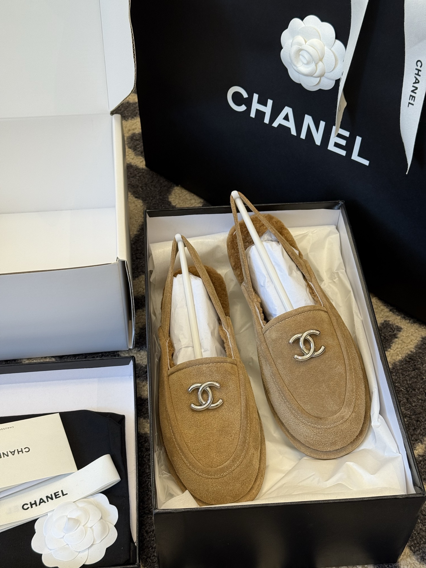 
chanel 25a new arrival～
小香25早秋 新款 后空毛毛鞋新品
麂皮鞋面，皮毛一体