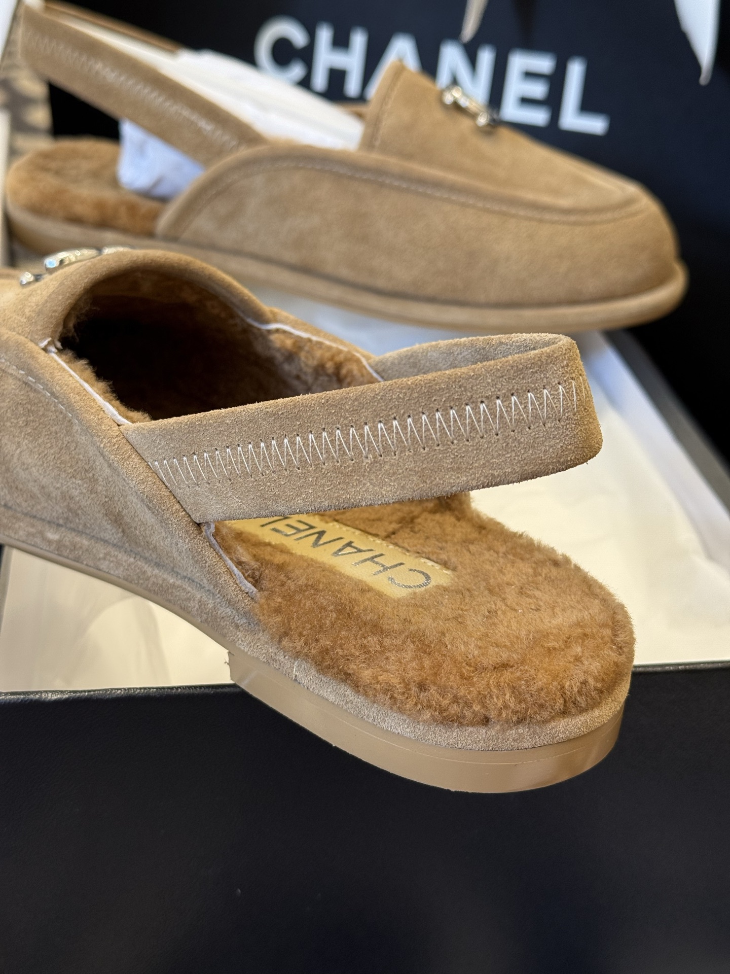 
chanel 25a new arrival～
小香25早秋 新款 后空毛毛鞋新品
麂皮鞋面，皮毛一体