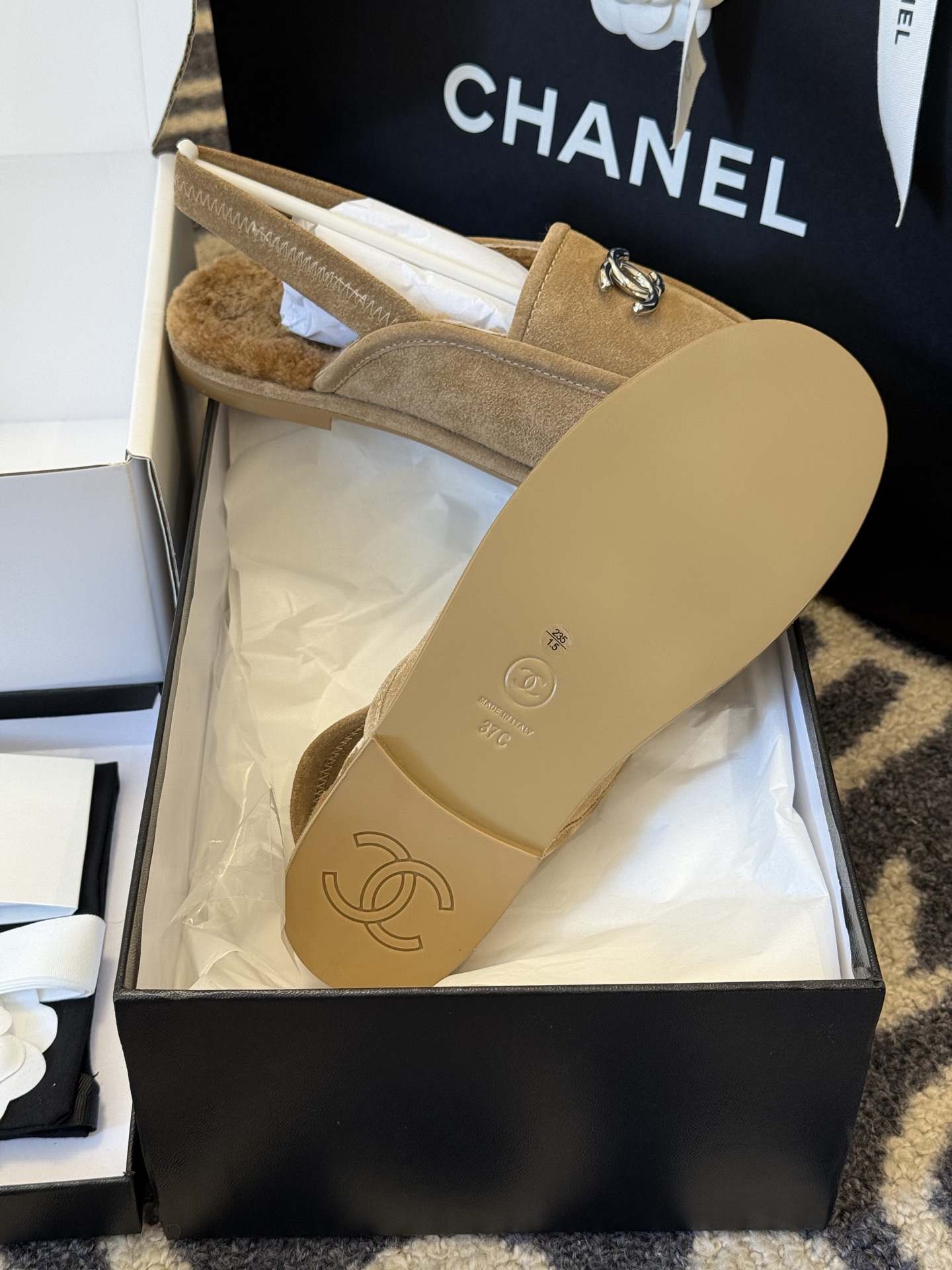 
chanel 25a new arrival～
小香25早秋 新款 后空毛毛鞋新品
麂皮鞋面，皮毛一体