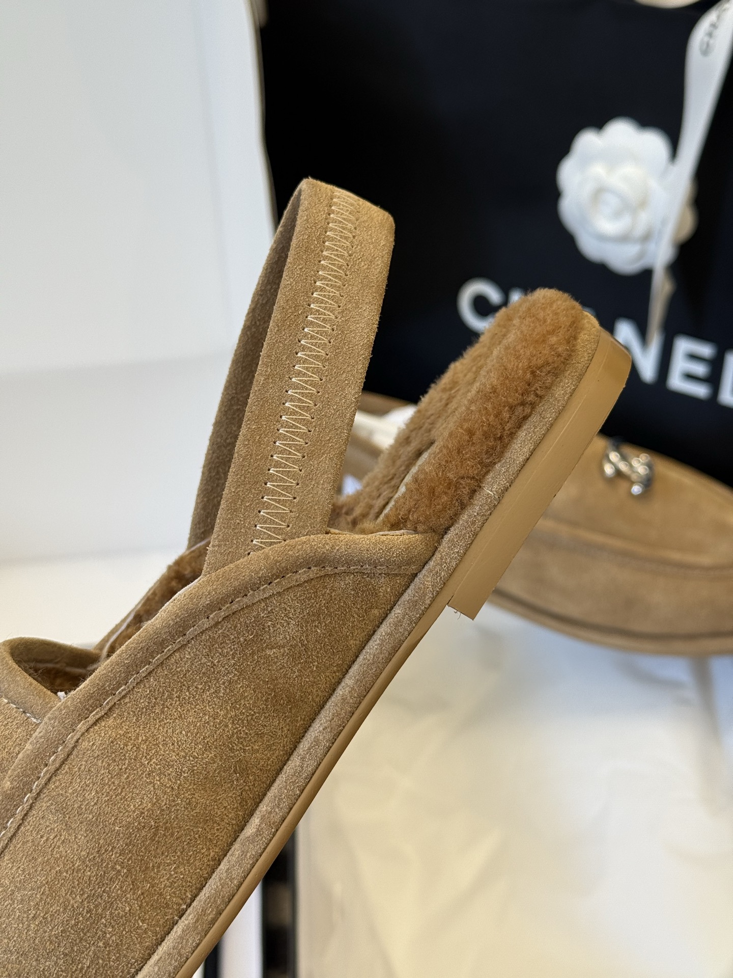 
chanel 25a new arrival～
小香25早秋 新款 后空毛毛鞋新品
麂皮鞋面，皮毛一体