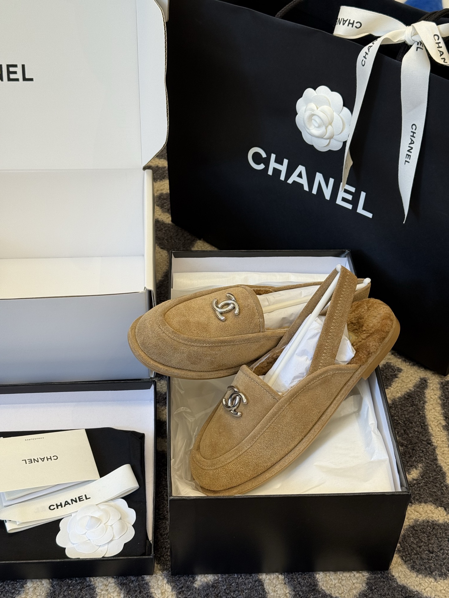 
chanel 25a new arrival～
小香25早秋 新款 后空毛毛鞋新品
麂皮鞋面，皮毛一体