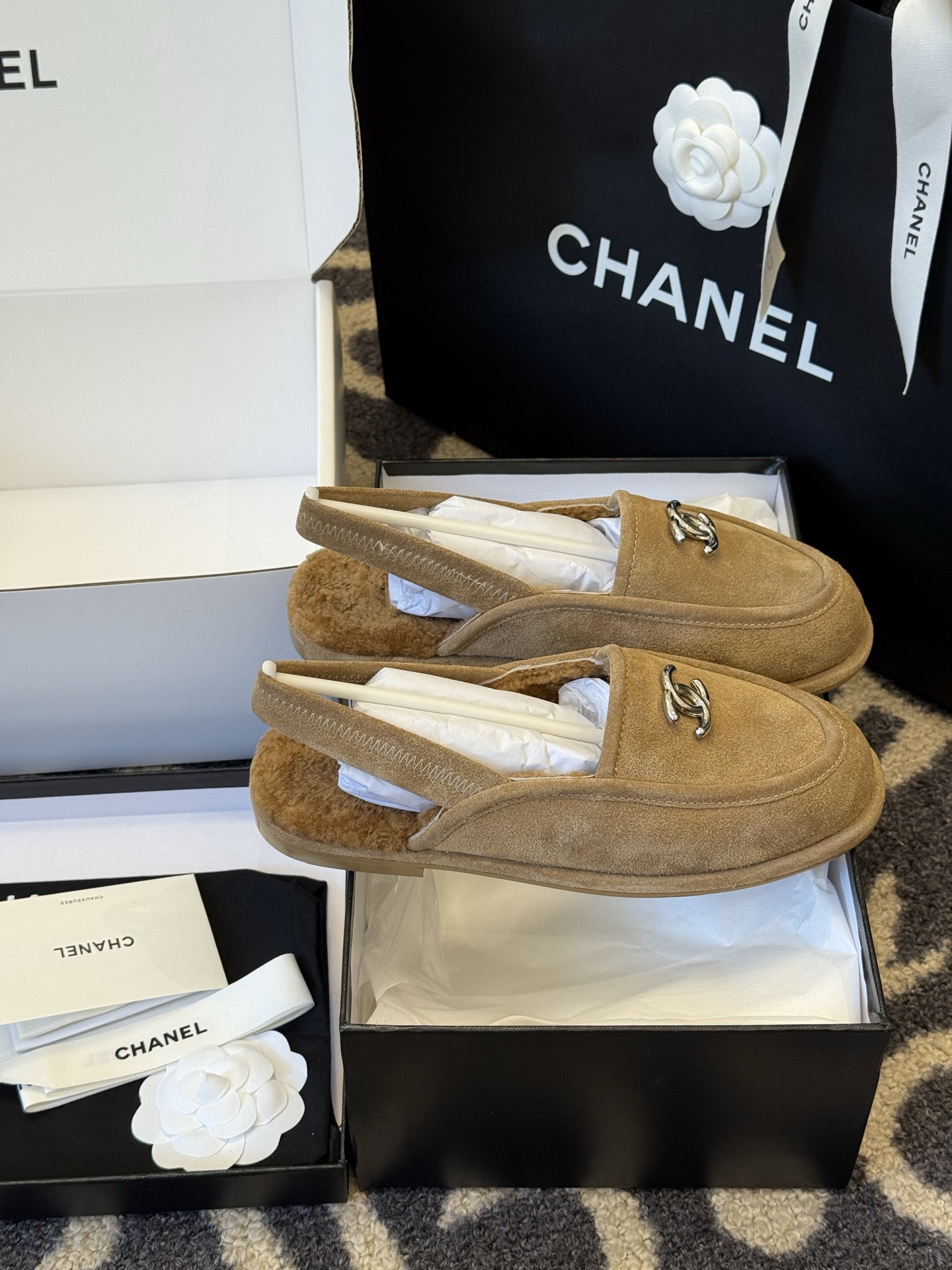 
chanel 25a new arrival～
小香25早秋 新款 后空毛毛鞋新品
麂皮鞋面，皮毛一体